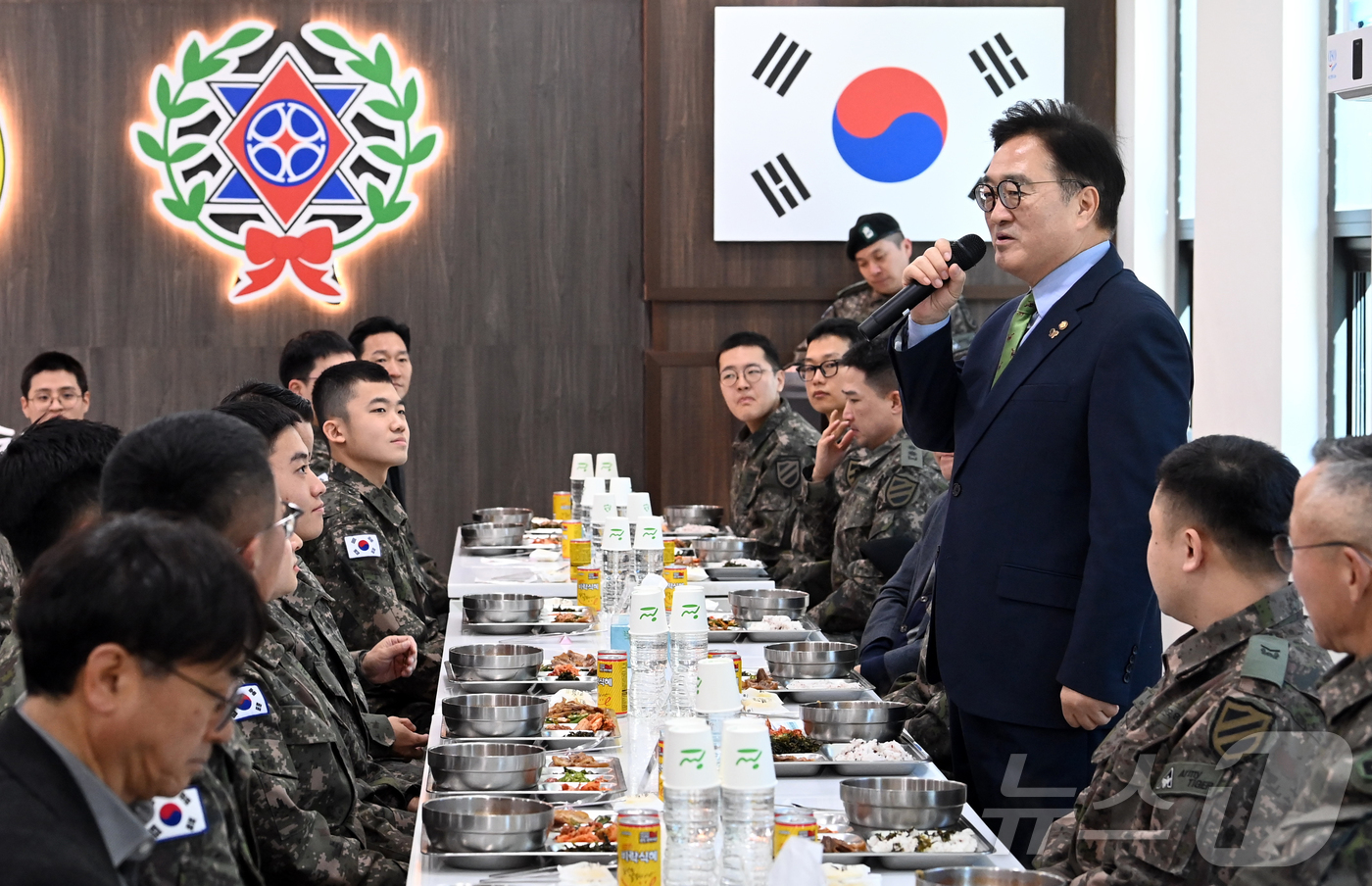 (서울=뉴스1) 국회사진기자단 = 우원식 국회의장이 26일 오전 경기 양평군 옥천면 제11기동사단 108기계화보병대대를 방문, 장병과의 오찬에서 인사말을 하고 있다. 2025.12 …