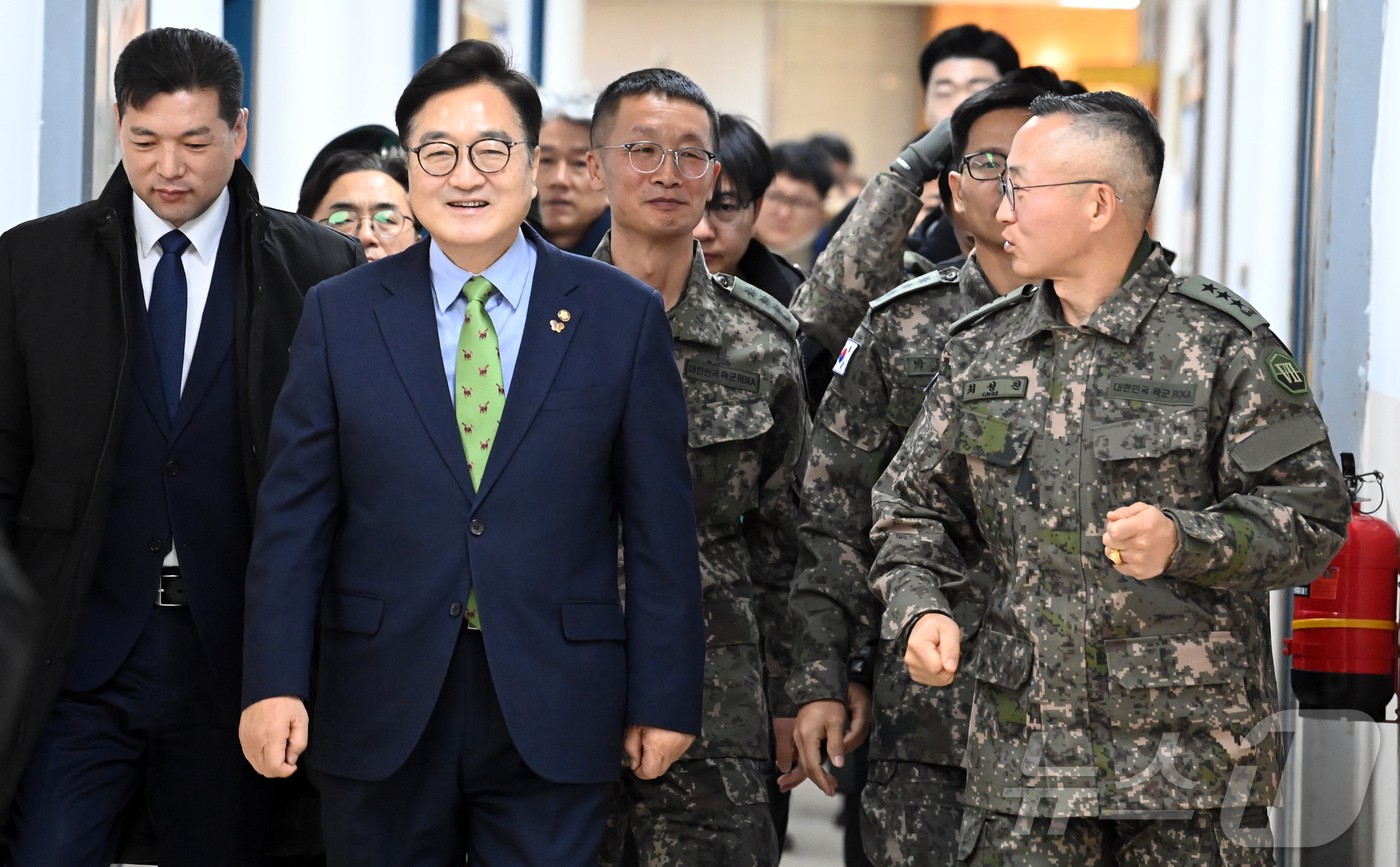 (서울=뉴스1) 국회사진기자단 = 우원식 국회의장이 26일 오전 경기 양평군 옥천면 제11기동사단 108기계화보병대대를 방문, 부대내 시설을 둘러보고 있다. 2025.12.26/뉴 …