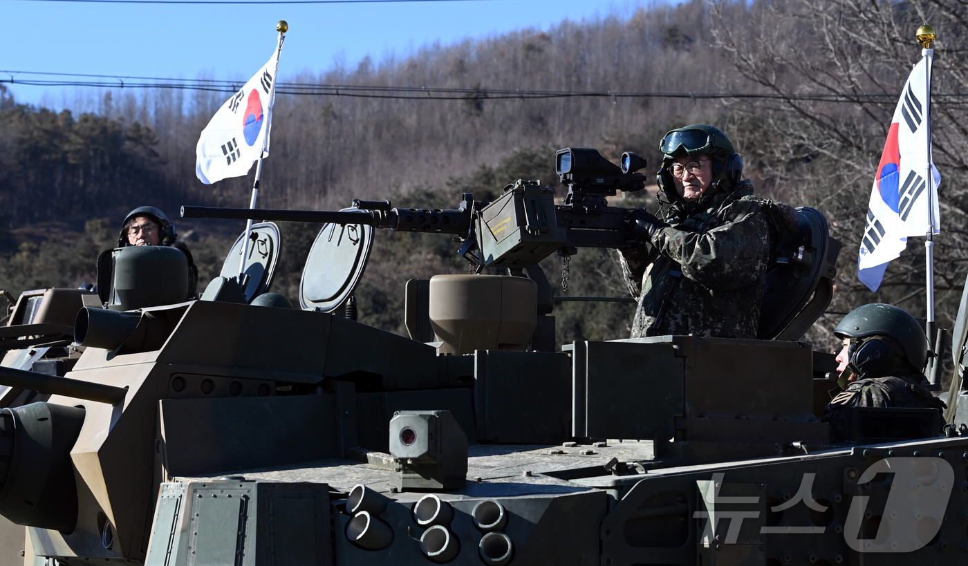(서울=뉴스1) 국회사진기자단 = 우원식 국회의장이 26일 오전 경기 양평군 옥천면 제11기동사단 108기계화보병대대를 방문, K2 전차에 탑승해 부대내를 이동하고 있다. 2025 …