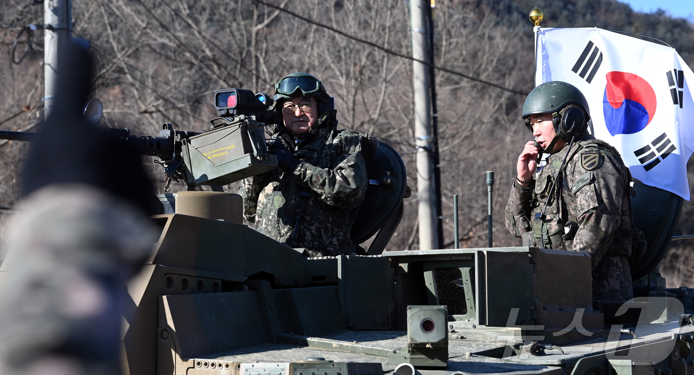 (서울=뉴스1) 국회사진기자단 = 우원식 국회의장이 26일 오전 경기 양평군 옥천면 제11기동사단 108기계화보병대대를 방문, K2 전차에 탑승해 부대내를 이동하고 있다. 2025 …