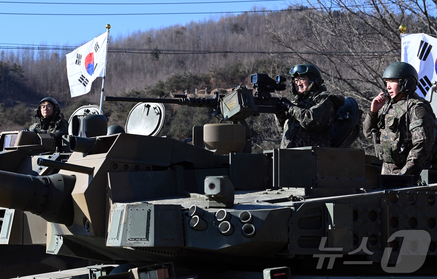 (서울=뉴스1) 국회사진기자단 = 우원식 국회의장이 26일 오전 경기 양평군 옥천면 제11기동사단 108기계화보병대대를 방문, K2 전차에 탑승해 부대내를 이동하고 있다.  202 …