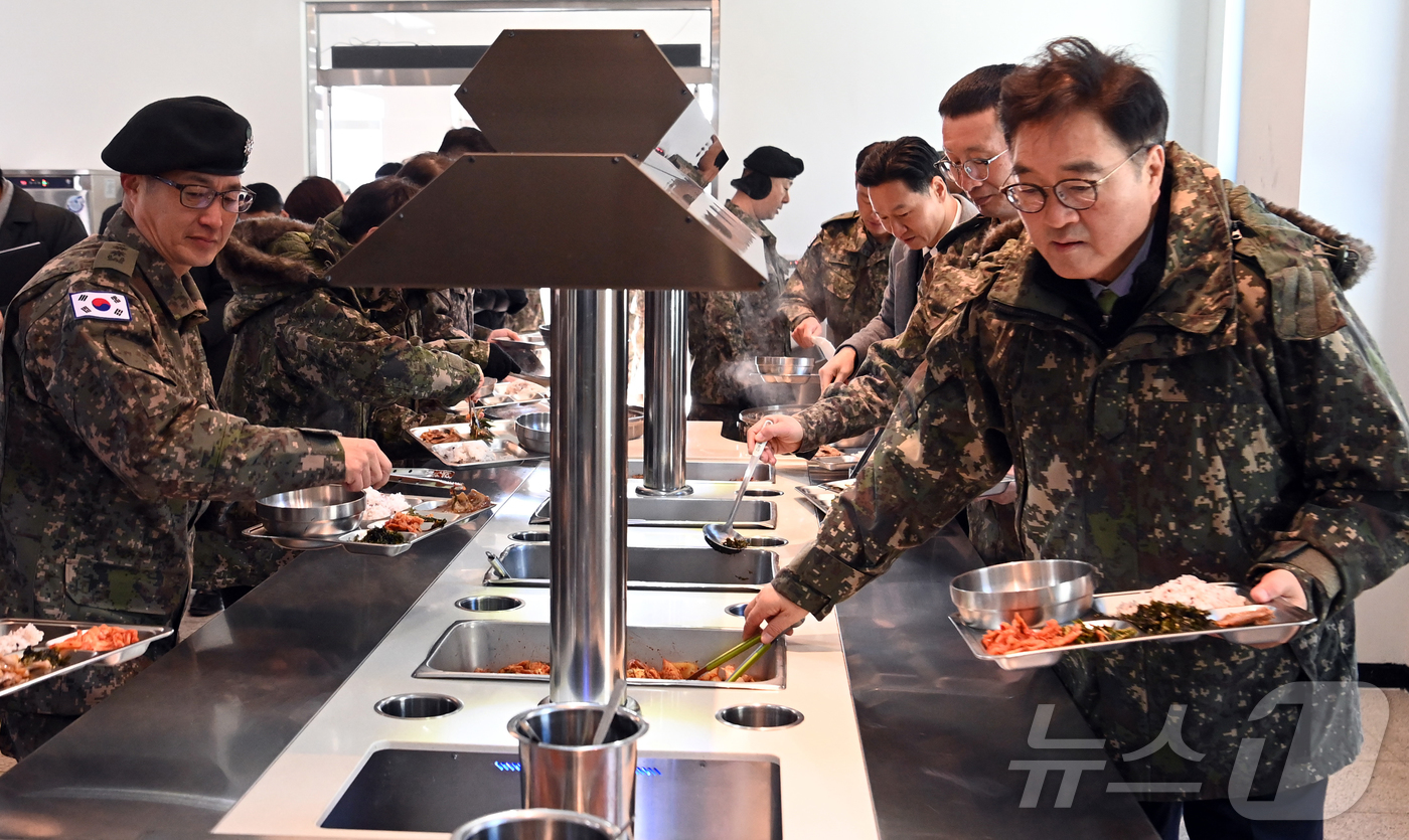 (서울=뉴스1) 국회사진기자단 = 우원식 국회의장이 26일 오전 경기 양평군 옥천면 제11기동사단 108기계화보병대대를 방문, 장병과의 오찬을 위해 부대내 식당에서 식판에 음식을 …