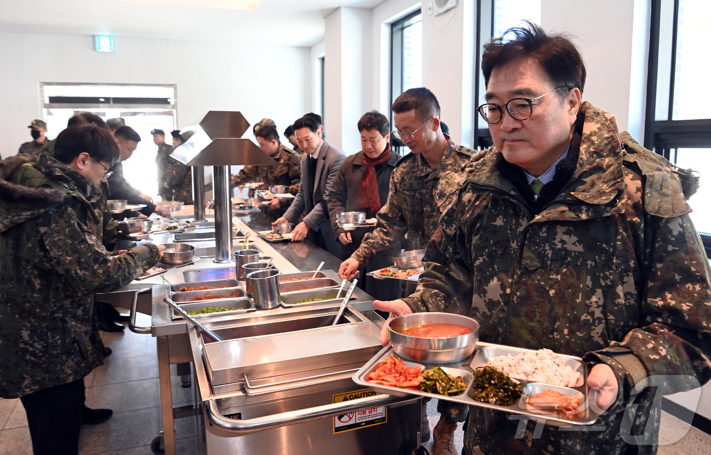 (서울=뉴스1) 국회사진기자단 = 우원식 국회의장이 26일 오전 경기 양평군 옥천면 제11기동사단 108기계화보병대대를 방문, 장병과의 오찬을 위해 부대내 식당에서 식판에 음식을 …