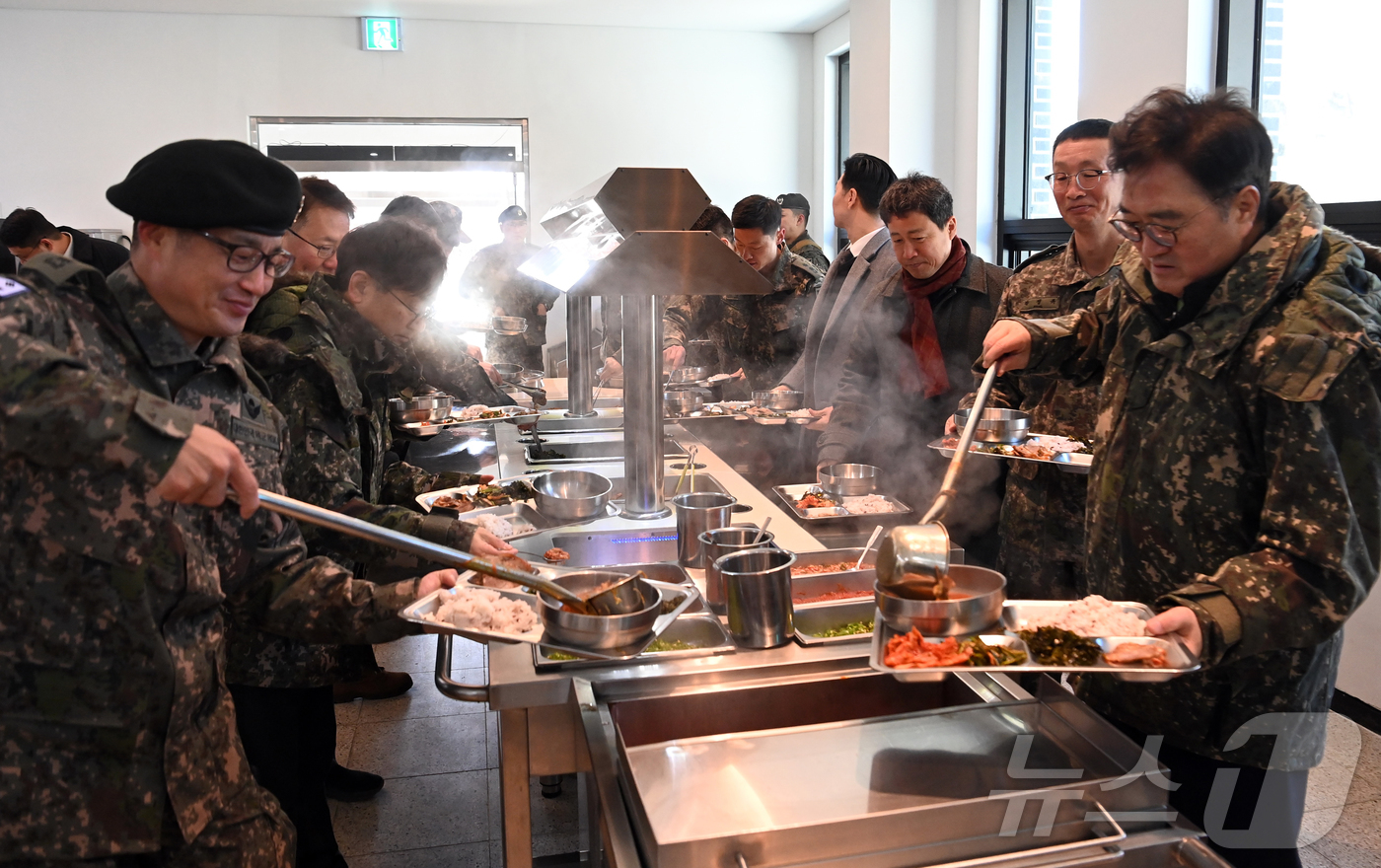 (서울=뉴스1) 국회사진기자단 = 우원식 국회의장이 26일 오전 경기 양평군 옥천면 제11기동사단 108기계화보병대대를 방문, 장병과의 오찬을 위해 부대내 식당에서 식판에 음식을 …
