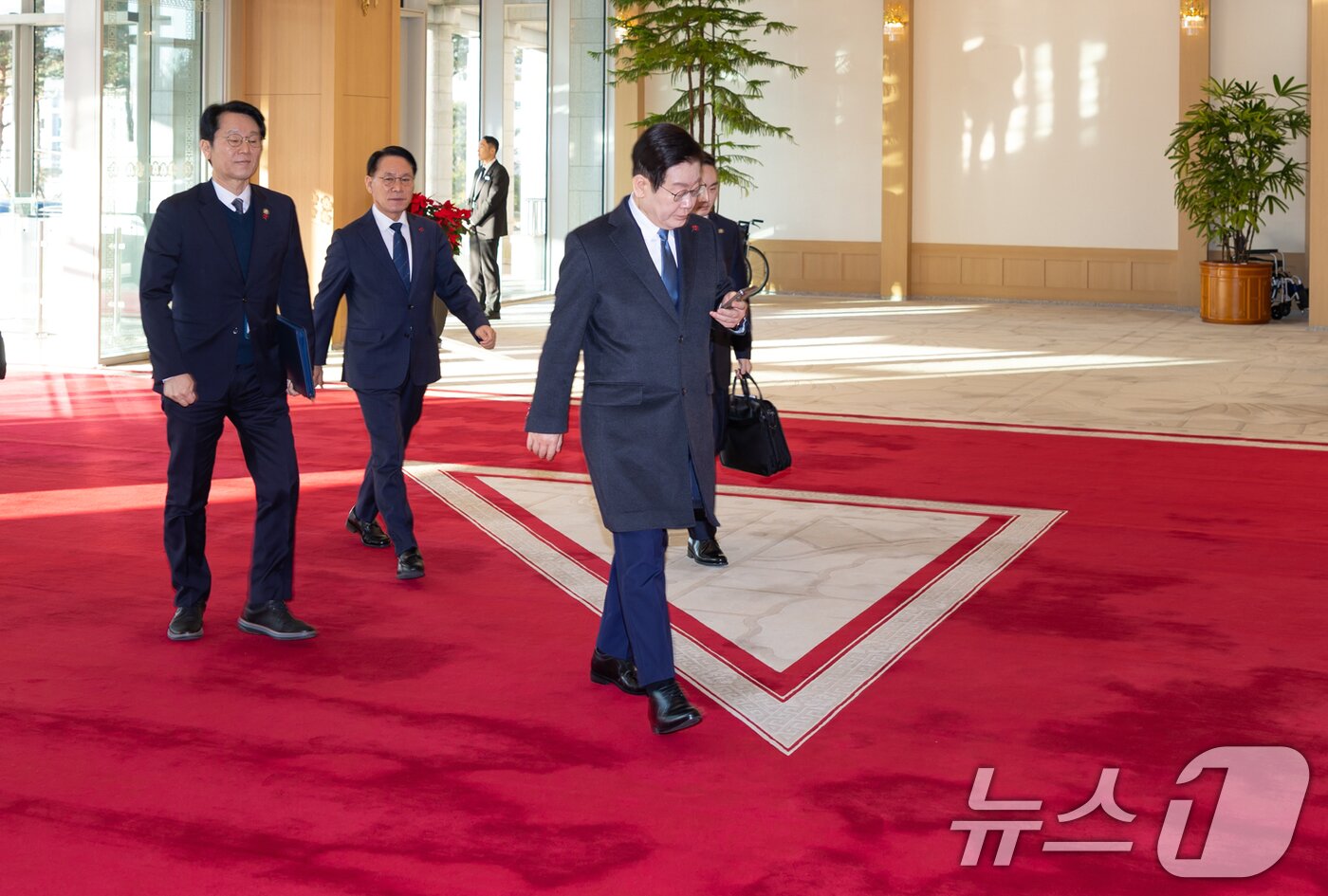 본문 이미지 - 청와대 집무를 앞둔 이재명 대통령이 26일 서울 용산 대통령실 청사로 마지막 출근을 하고 있다. (대통령실 제공. 재판매 및 DB 금지) 2025.12.26/뉴스1