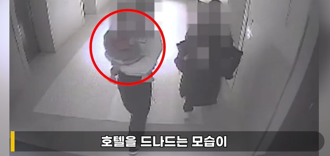 본문 이미지 - 불륜 의혹 고3 제자와 함께 숙박업소로 추정되는 곳에서 CCTV에 찍힌 류중일 감독 전 며느리. 출처=유튜브 '이진호'