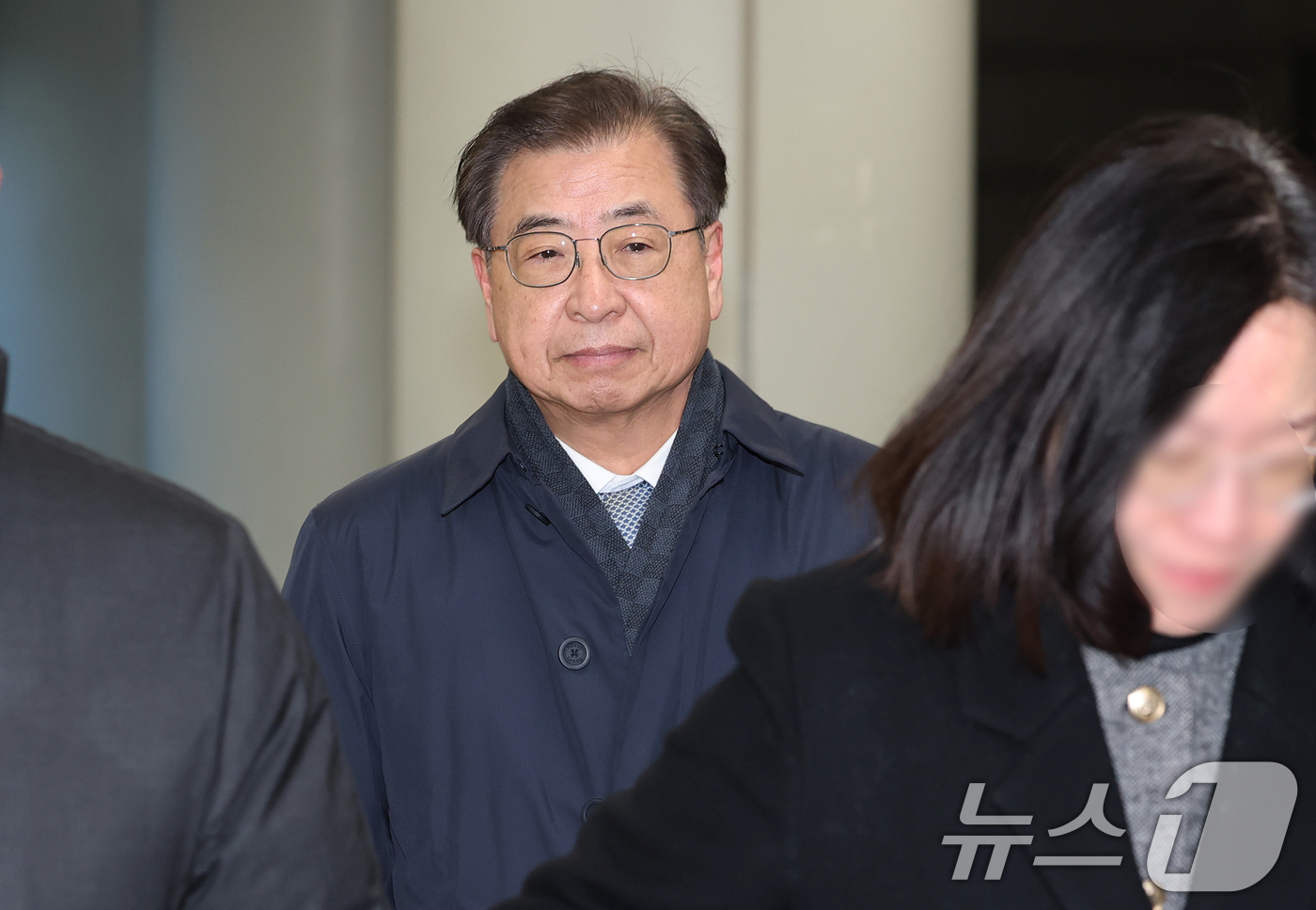 (서울=뉴스1) 오대일 기자 = '서해 공무원 피격 사건' 은폐 시도 및 '월북 몰이' 혐의로 기소된 서훈 전 국가안보실장이 26일 오후 서울 서초구 서울중앙지방법원에서 열린 '서 …