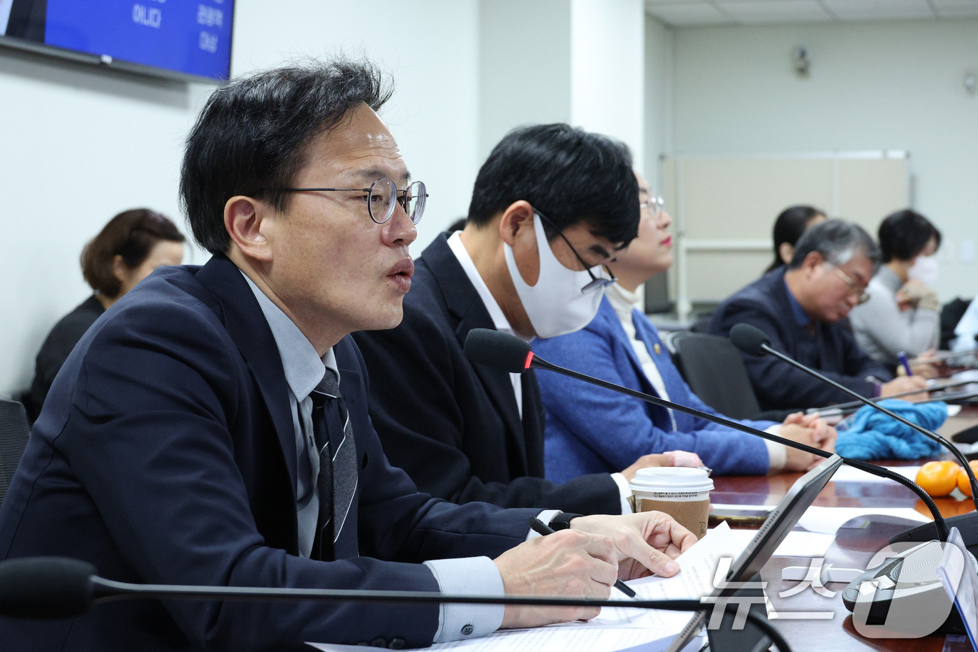 (서울=뉴스1) 신웅수 기자 = 서울시장 출마를 선언한 박주민 더불어민주당 의원이 26일 서울 여의도 국회 의원회관에서 열린 ‘위기의 한강버스 100일’ 긴급점검 간담회에서 발언하 …