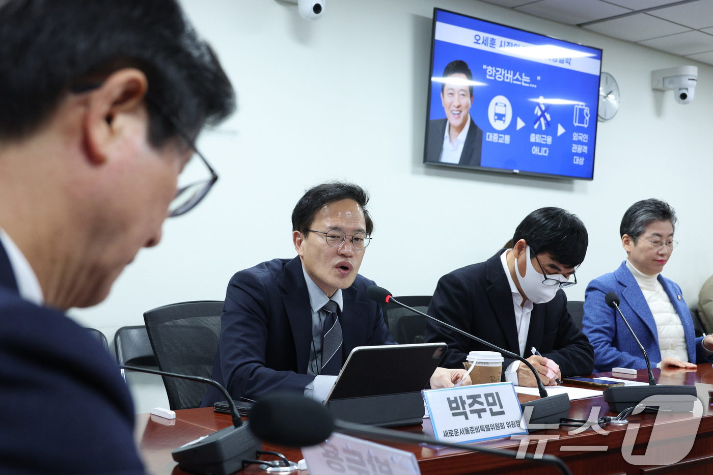 (서울=뉴스1) 신웅수 기자 = 서울시장 출마를 선언한 박주민 더불어민주당 의원이 26일 서울 여의도 국회 의원회관에서 열린 ‘위기의 한강버스 100일’ 긴급점검 간담회에서 발언하 …