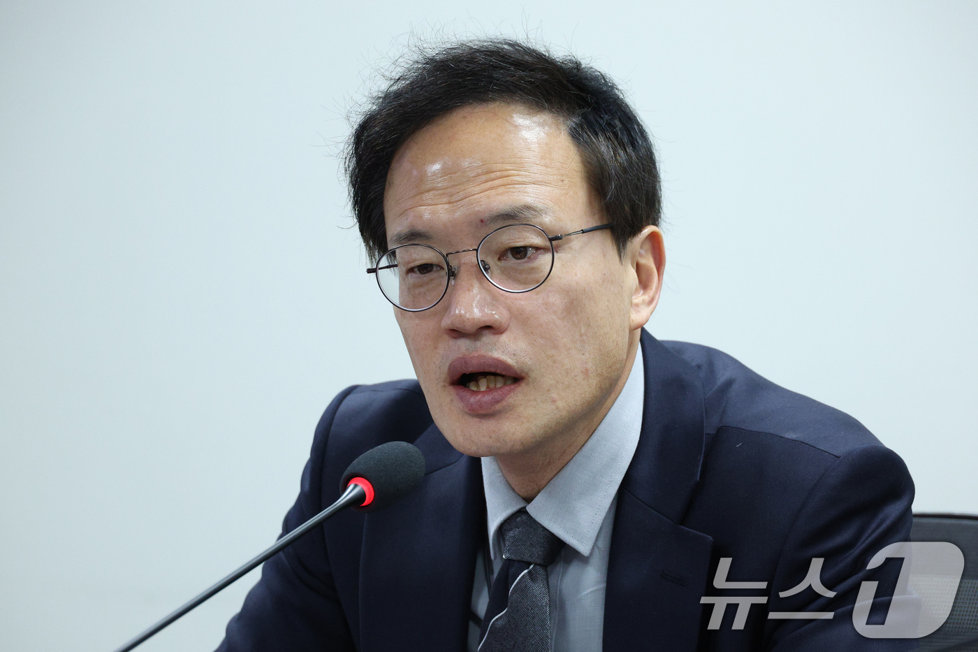 (서울=뉴스1) 신웅수 기자 = 서울시장 출마를 선언한 박주민 더불어민주당 의원이 26일 서울 여의도 국회 의원회관에서 열린 ‘위기의 한강버스 100일’ 긴급점검 간담회에서 발언하 …