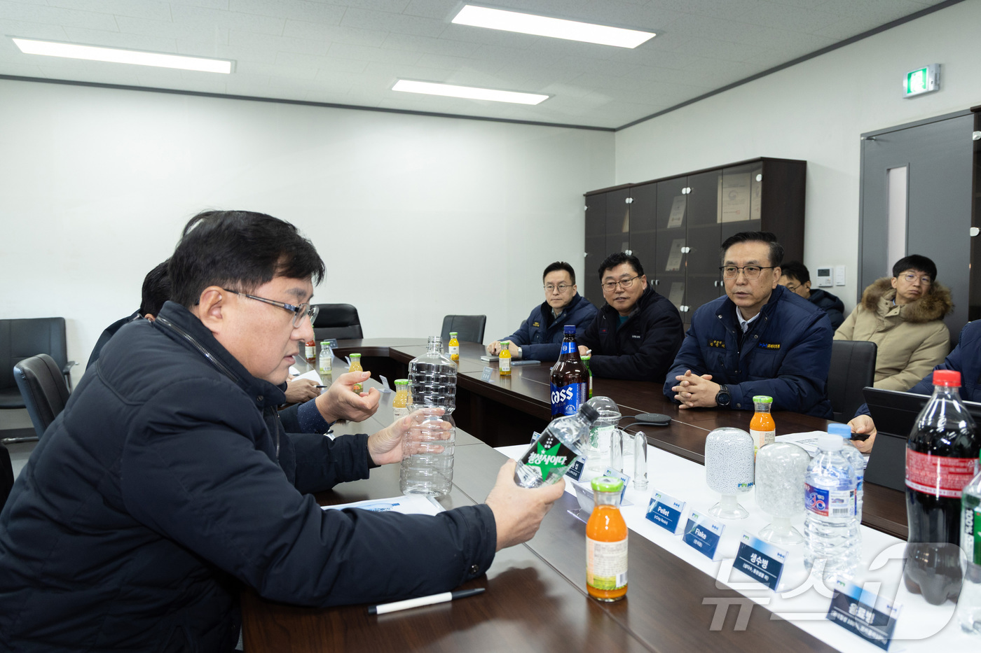 (서울=뉴스1) = 김성환 기후에너지환경부 장관이 26일 경기 화성시 소재 폐플라스틱 및 재활용 업체를 방문해 관계자와 페트병 재활용에 대해 논의하고 있다. (기후에너지환경부 제공 …