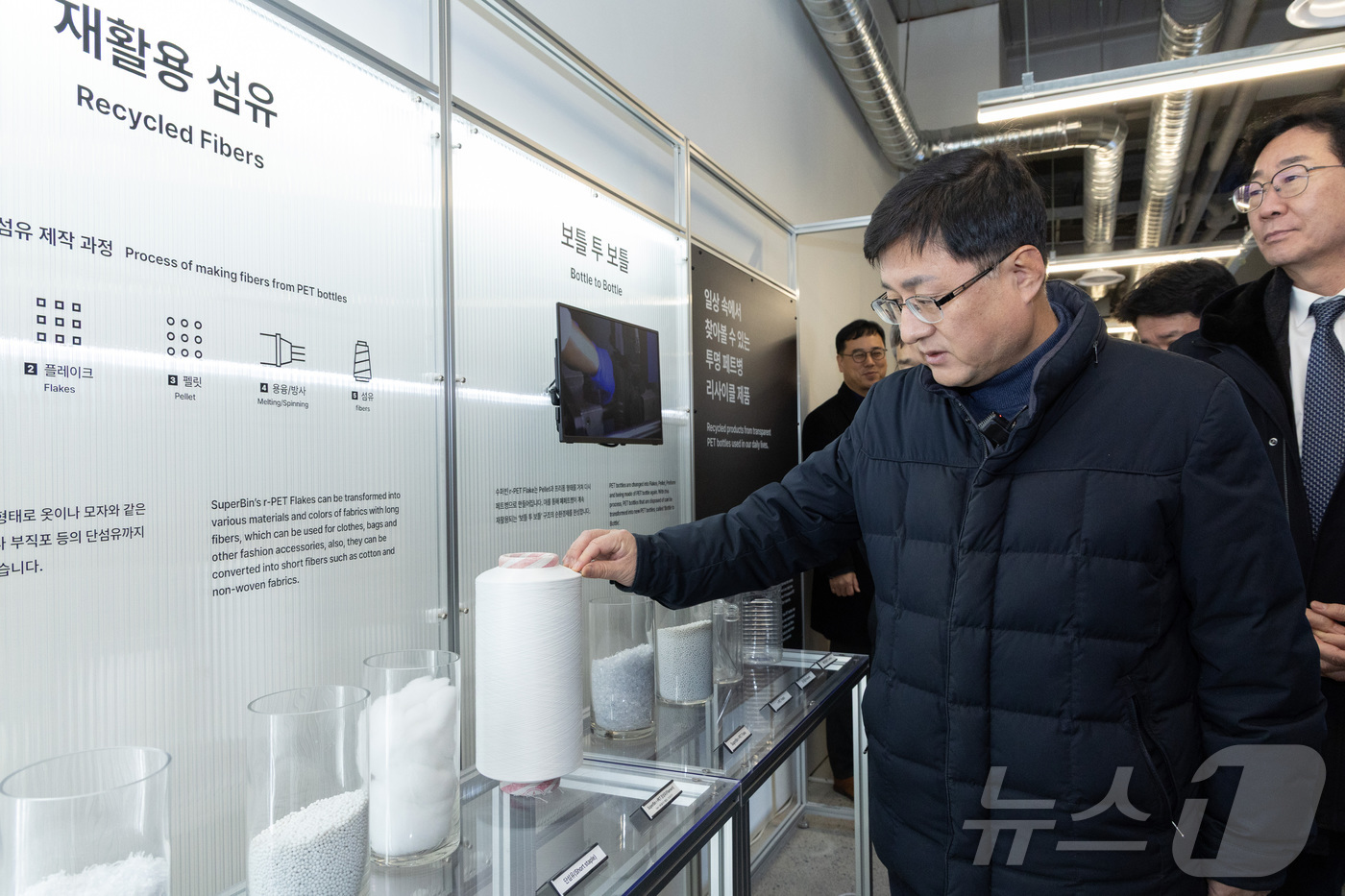 (서울=뉴스1) = 김성환 기후에너지환경부 장관이 26일 경기 화성시 소재 폐플라스틱 및 재활용 업체를 방문해 자원순환 현장을 둘러보고 있다. (기후에너지환경부 제공. 재판매 및 …