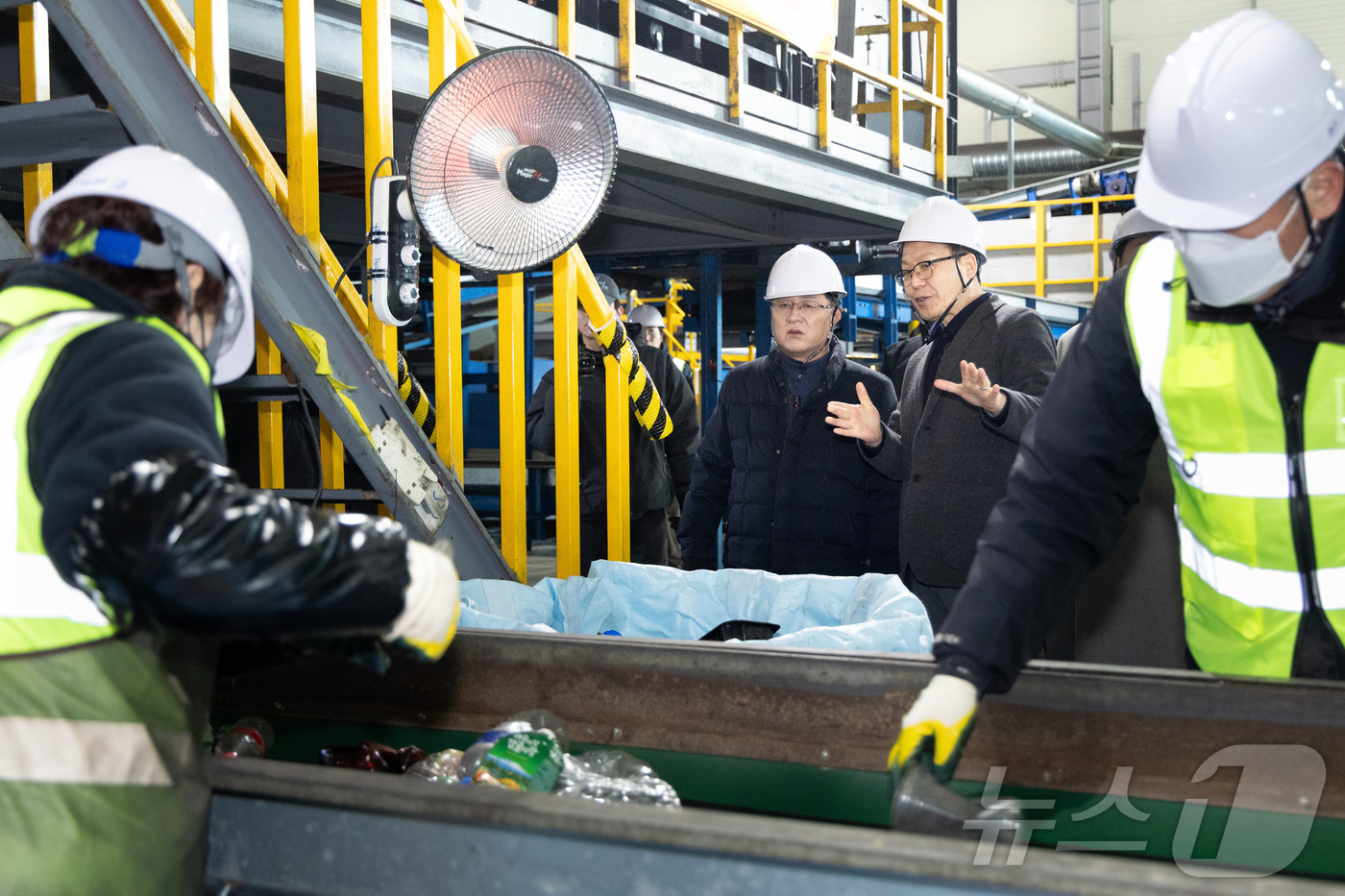 (서울=뉴스1) = 김성환 기후에너지환경부 장관이 26일 경기 화성시 소재 폐플라스틱 및 재활용 업체를 방문해 플라스틱 선별장을 둘러보고 있다. (기후에너지환경부 제공. 재판매 및 …
