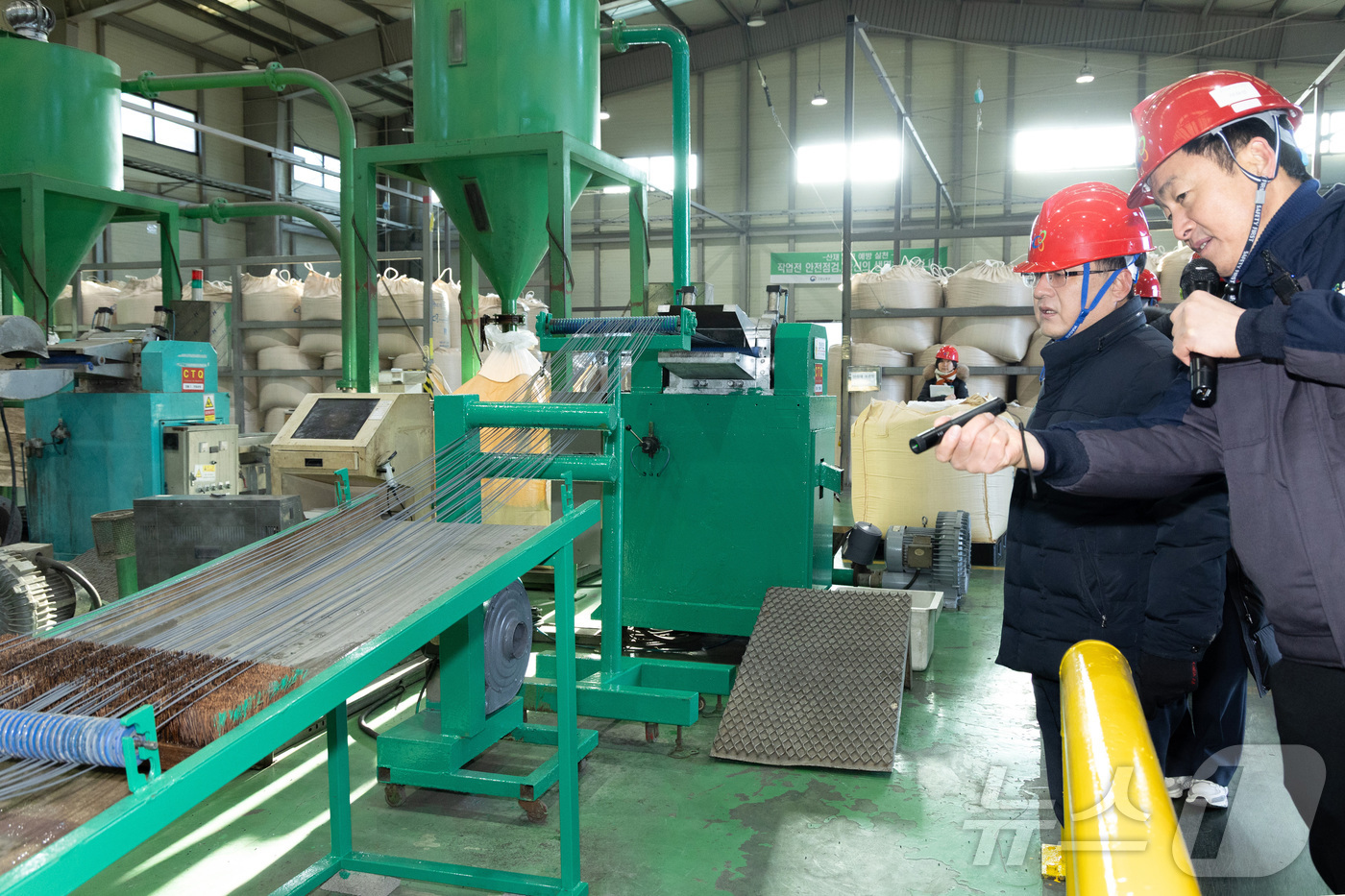 (서울=뉴스1) = 김성환 기후에너지환경부 장관이 26일 경기 화성시 소재 폐플라스틱 및 재활용 업체를 방문해 관계자의 설명을 듣고 있다. (기후에너지환경부 제공. 재판매 및 DB …