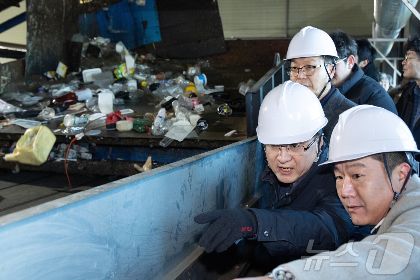 본문 이미지 - 김성환 기후에너지환경부 장관이 26일 경기 화성시 소재 폐플라스틱 및 재활용 업체를 방문해 플라스틱 선별장을 둘러보고 있다. (기후에너지환경부 제공. 재판매 및 DB 금지) 2025.12.26 ⓒ 뉴스1
