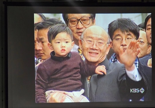 "차라리 태어나지 말 걸"…전두환 품에 안긴 손자 전우원, 어린 시절 회상