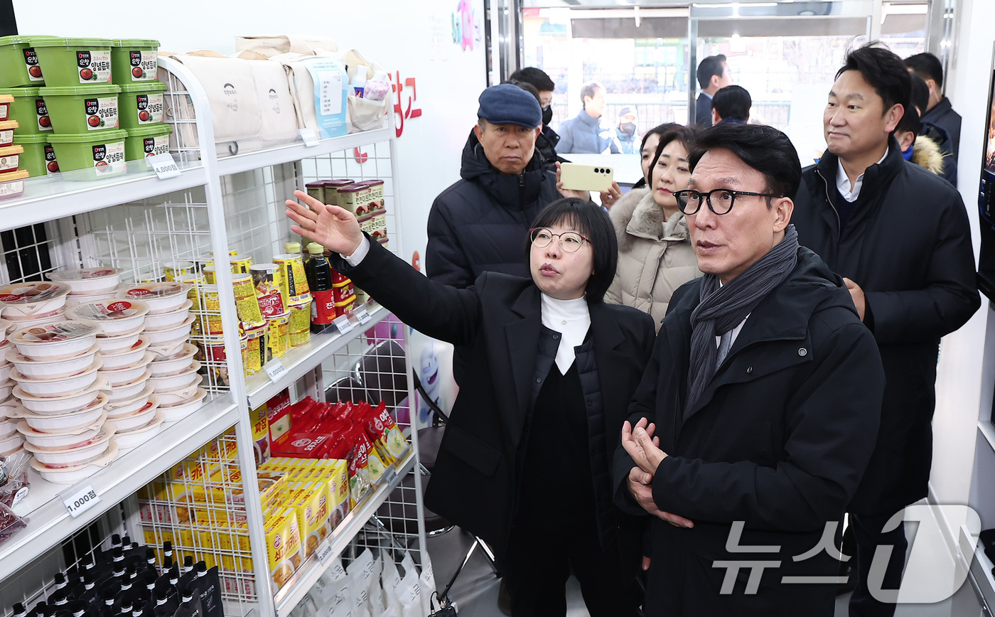 (서울=뉴스1) 김성진 기자 = 김민석 국무총리가 26일 서울 종로구 창신동 쪽방상담소 동행스토어 온기창고를 방문해 시설 운영에 대해 듣고 있다. 2025.12.26/뉴스1