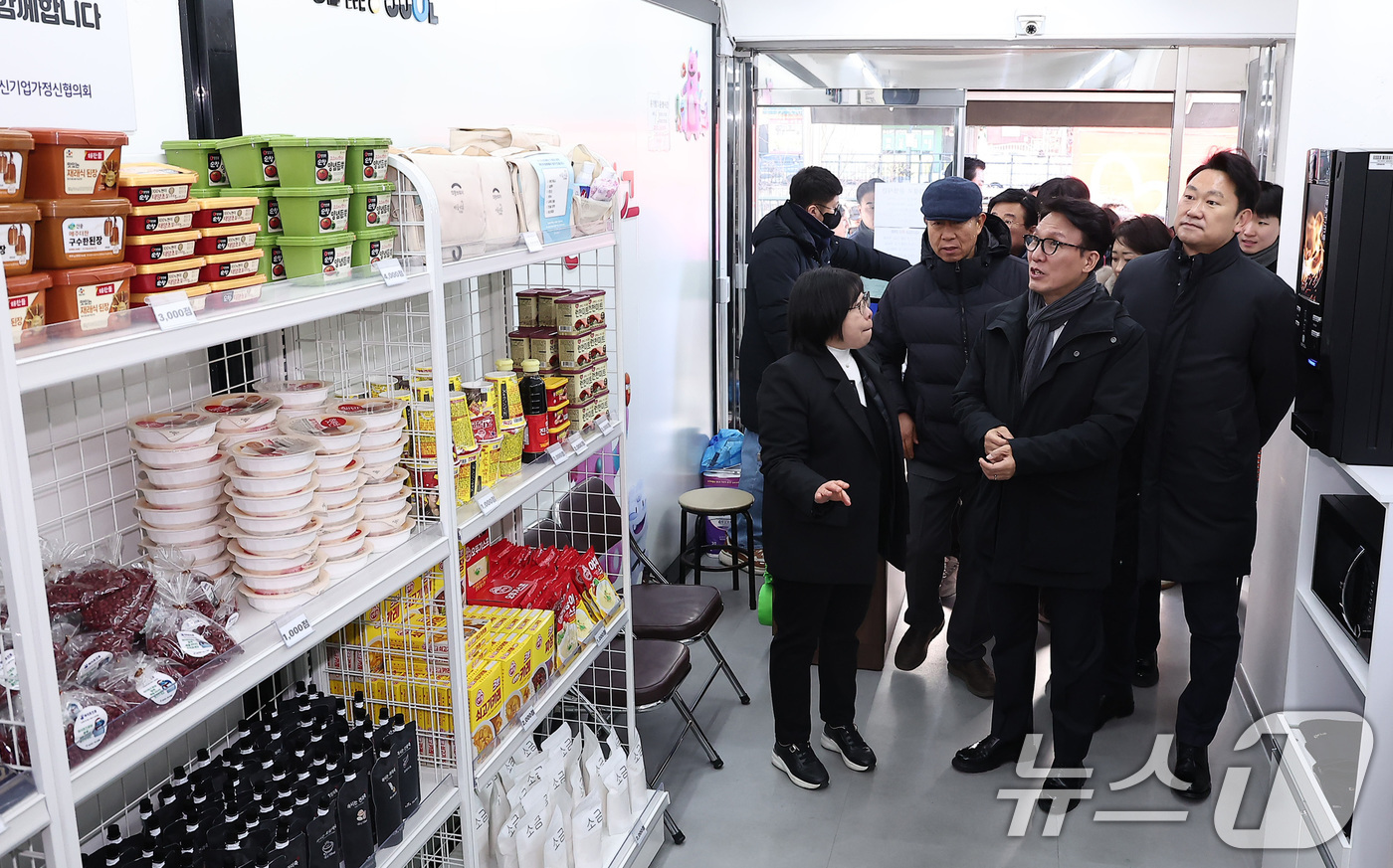 (서울=뉴스1) 김성진 기자 = 김민석 국무총리가 26일 서울 종로구 창신동 쪽방상담소 동행스토어 온기창고를 방문해 시설 운영에 대해 듣고 있다. 2025.12.26/뉴스1