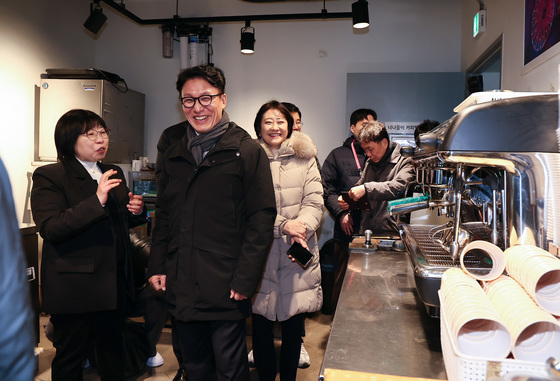 金총리, 연말연시 쪽방촌 방문…온기창고·홀몸 어르신 살펴