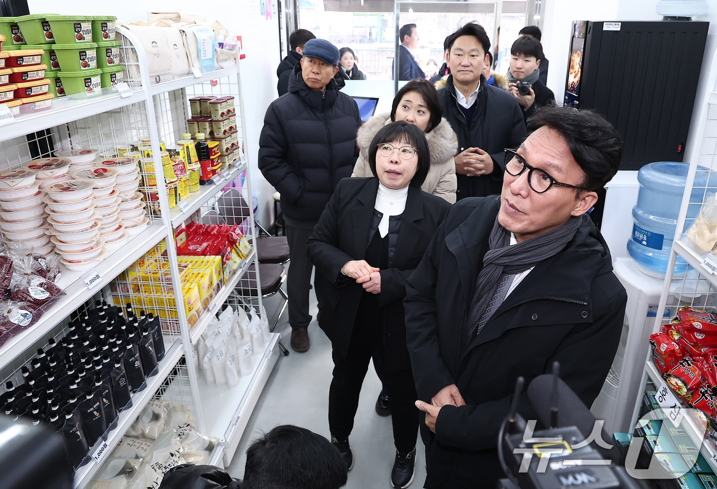 (서울=뉴스1) 김성진 기자 = 김민석 국무총리가 26일 서울 종로구 창신동 쪽방상담소 동행스토어 온기창고를 방문해 시설 운영에 대해 듣고 있다. 2025.12.26/뉴스1