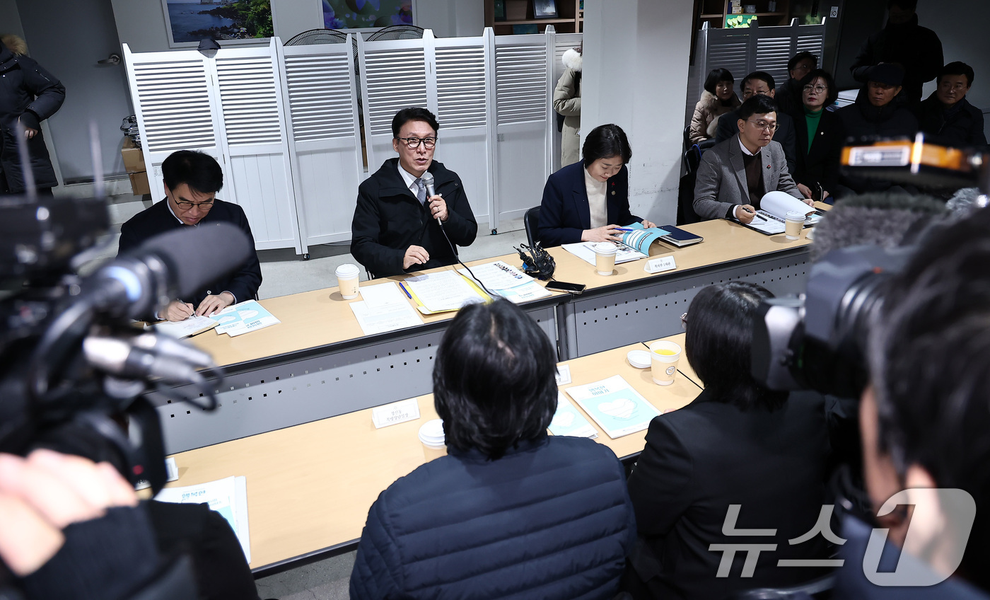 (서울=뉴스1) 김성진 기자 = 김민석 국무총리가 26일 서울 종로구 창신동 쪽방상담소를 방문해 시설을 둘러본 후 발언하고 있다. 2025.12.26/뉴스1