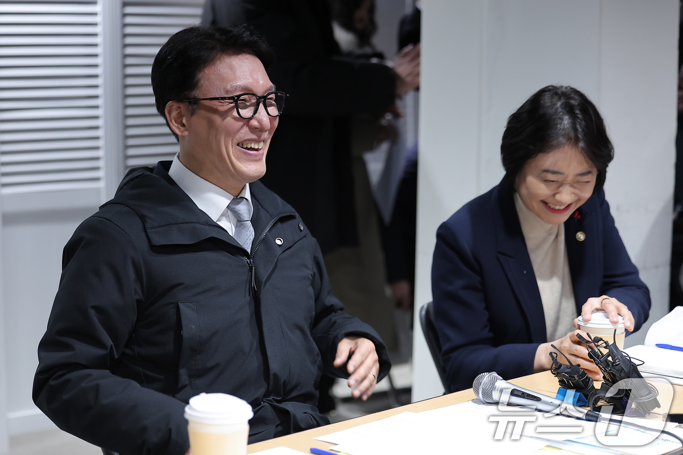 (서울=뉴스1) 김성진 기자 = 김민석 국무총리(왼쪽)와 이스란 보건복지부 1차관이 26일 서울 종로구 창신동 쪽방상담소를 방문해 미소짓고 있다. 2025.12.26/뉴스1