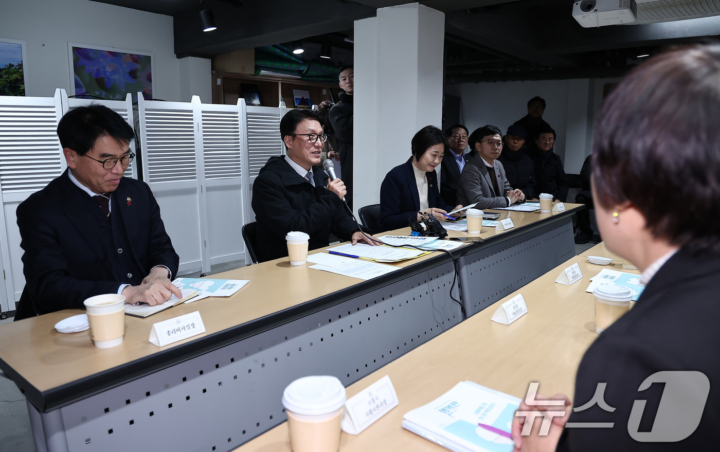 (서울=뉴스1) 김성진 기자 = 김민석 국무총리가 26일 서울 종로구 창신동 쪽방상담소를 방문해 시설을 둘러본 후 발언하고 있다. 2025.12.26/뉴스1