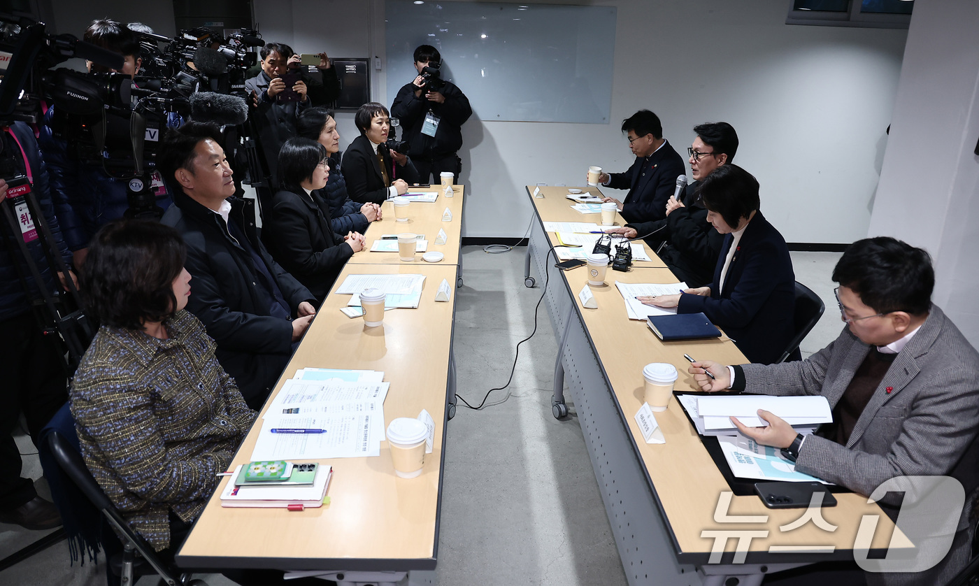 (서울=뉴스1) 김성진 기자 = 김민석 국무총리가 26일 서울 종로구 창신동 쪽방상담소를 방문해 시설을 둘러본 후 발언하고 있다. 2025.12.26/뉴스1