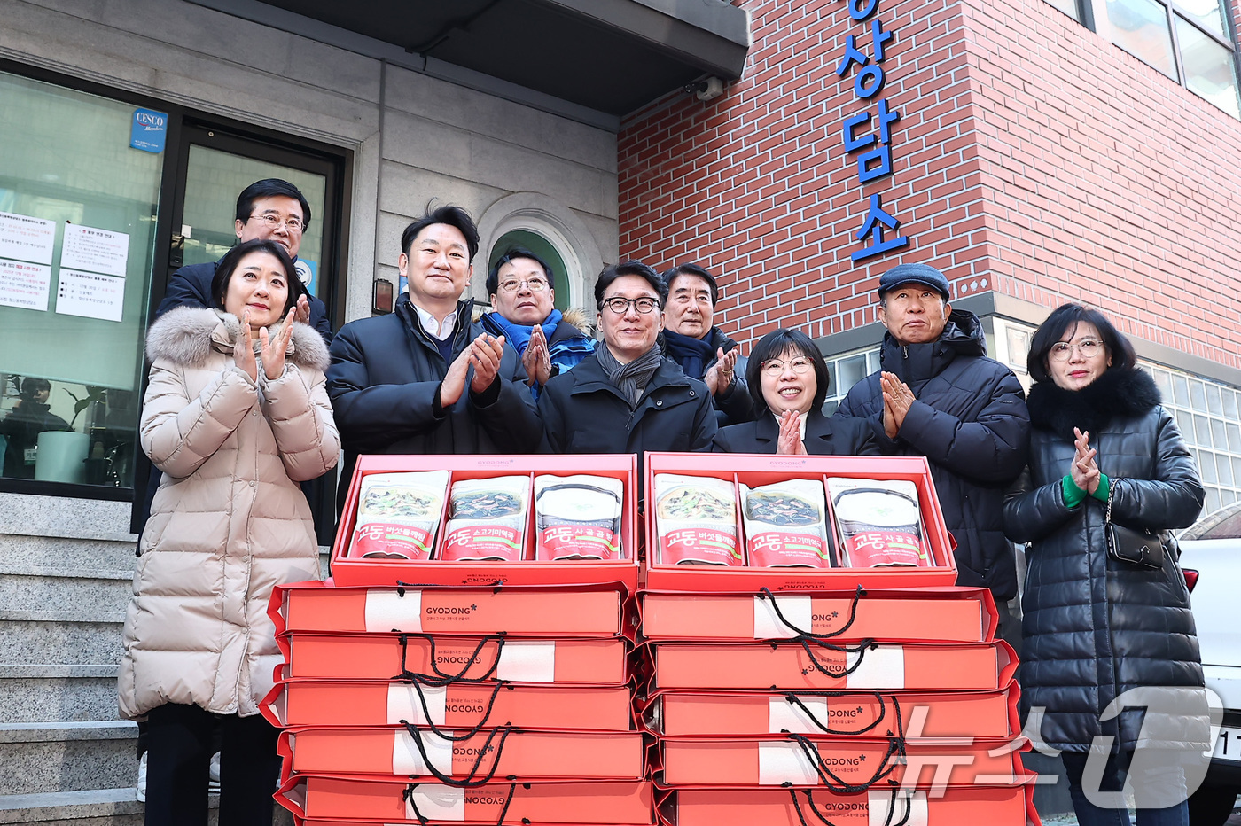 (서울=뉴스1) 김성진 기자 = 김민석 국무총리가 26일 서울 종로구 창신동 쪽방상담소를 방문해 격려 물품을 전달한 후 관계자들과 기념 촬영하고 있다.  2025.12.26/뉴스1 …