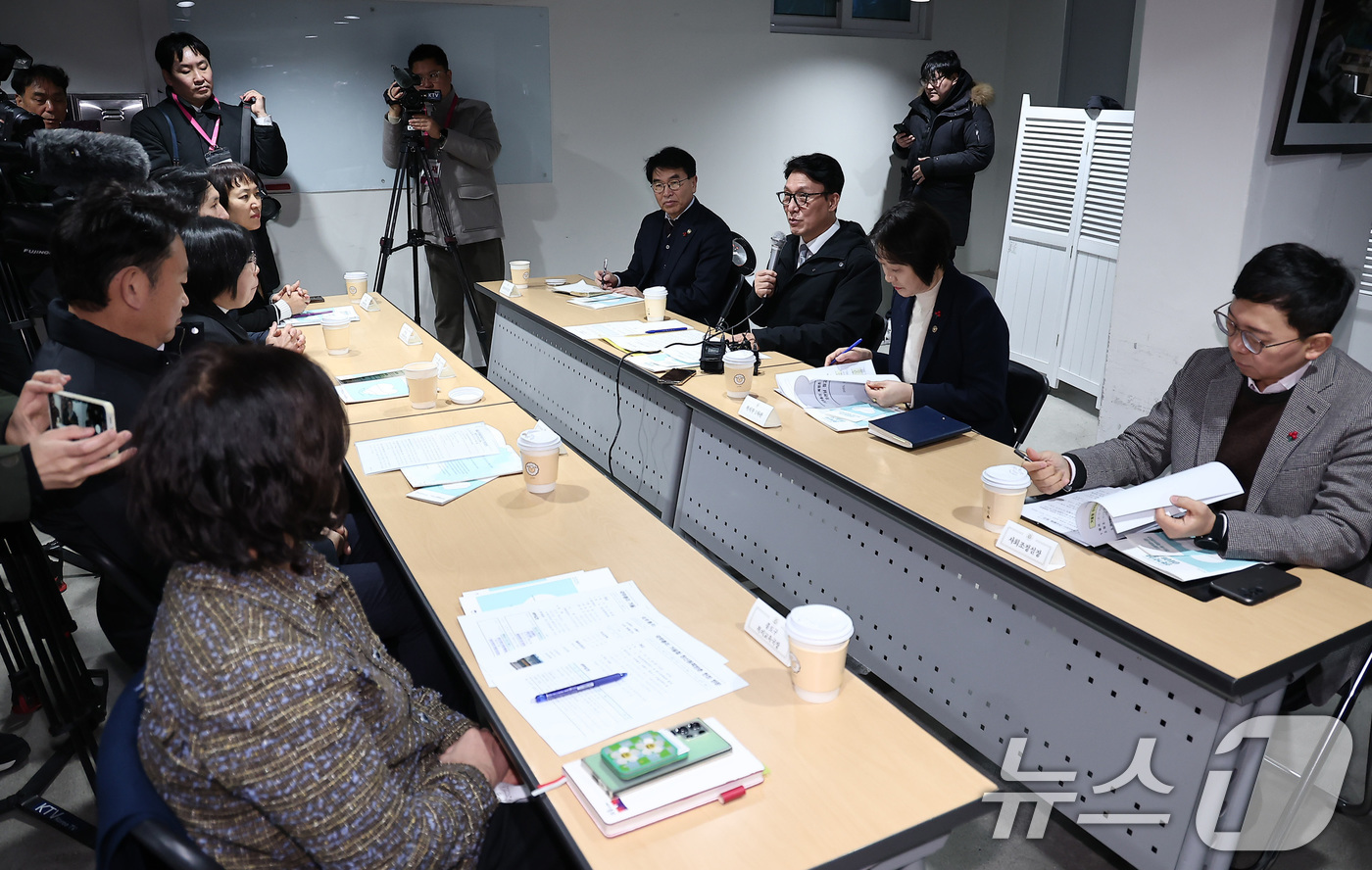 (서울=뉴스1) 김성진 기자 = 김민석 국무총리가 26일 서울 종로구 창신동 쪽방상담소를 방문해 시설을 둘러본 후 발언하고 있다. 2025.12.26/뉴스1