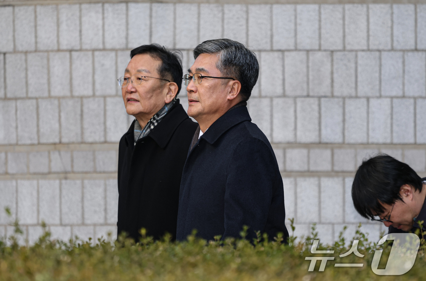 (서울=뉴스1) 오대일 기자 = '서해 공무원 피격 사건' 은폐 시도 및 '월북몰이' 혐의로 재판에 넘겨진 서욱 전 국방부 장관이 26일 오후 서울 서초구 중앙지방법원에서 열린 1 …