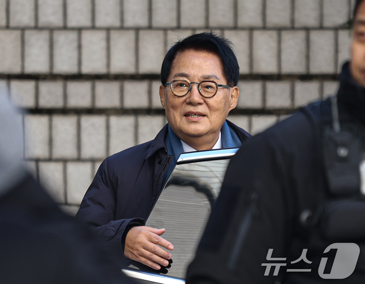 (서울=뉴스1) 오대일 기자 = ‘서해 공무원 피격 사건’을 자진 월북으로 몰아가려 했다는 혐의로 재판에 넘겨진 박지원 전 국정원장이 26일 서울 서초구 중앙지방법원에서 열린 1심 …