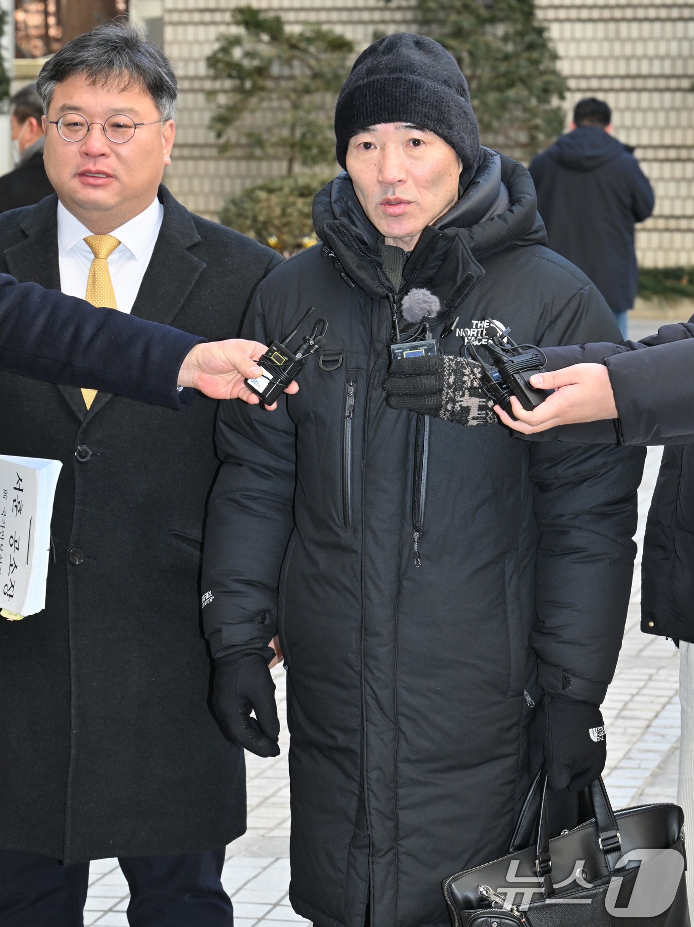 (서울=뉴스1) 오대일 기자 = ‘서해 공무원 피격 사건’  해양수산부 공무원 故이대준 씨의 친형 이래진 씨와 변호인이 26일 서울 서초구 중앙지방법원에서 열린 1심 선고 공판에 …