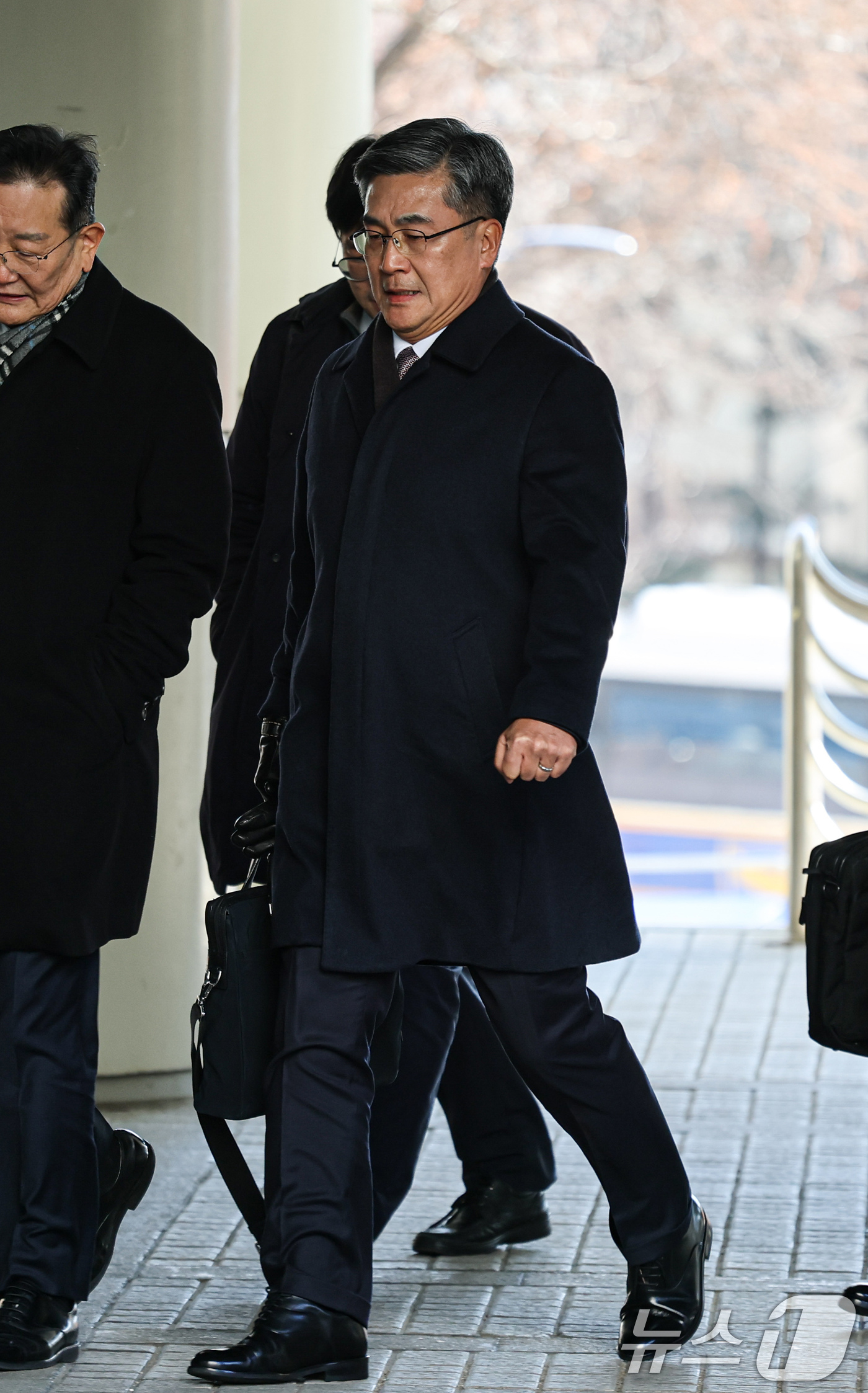 (서울=뉴스1) 오대일 기자 = '서해 공무원 피격 사건' 은폐 시도 및 '월북몰이' 혐의로 재판에 넘겨진 서욱 전 국방부 장관이 26일 오후 서울 서초구 중앙지방법원에서 열린 1 …