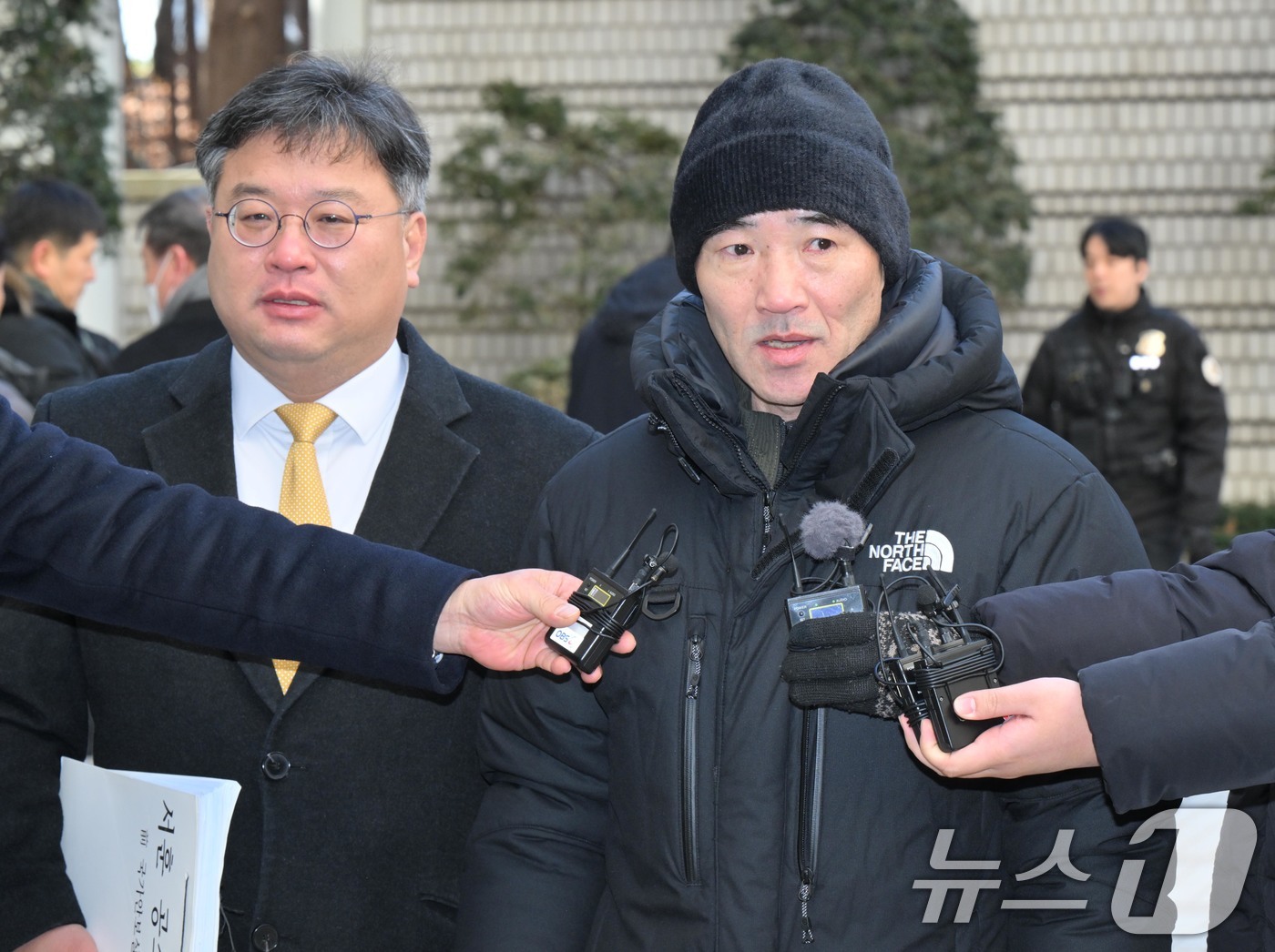 (서울=뉴스1) 오대일 기자 = ‘서해 공무원 피격 사건’  해양수산부 공무원 故이대준 씨의 친형 이래진 씨와 변호인이 26일 서울 서초구 중앙지방법원에서 열린 1심 선고 공판에 …