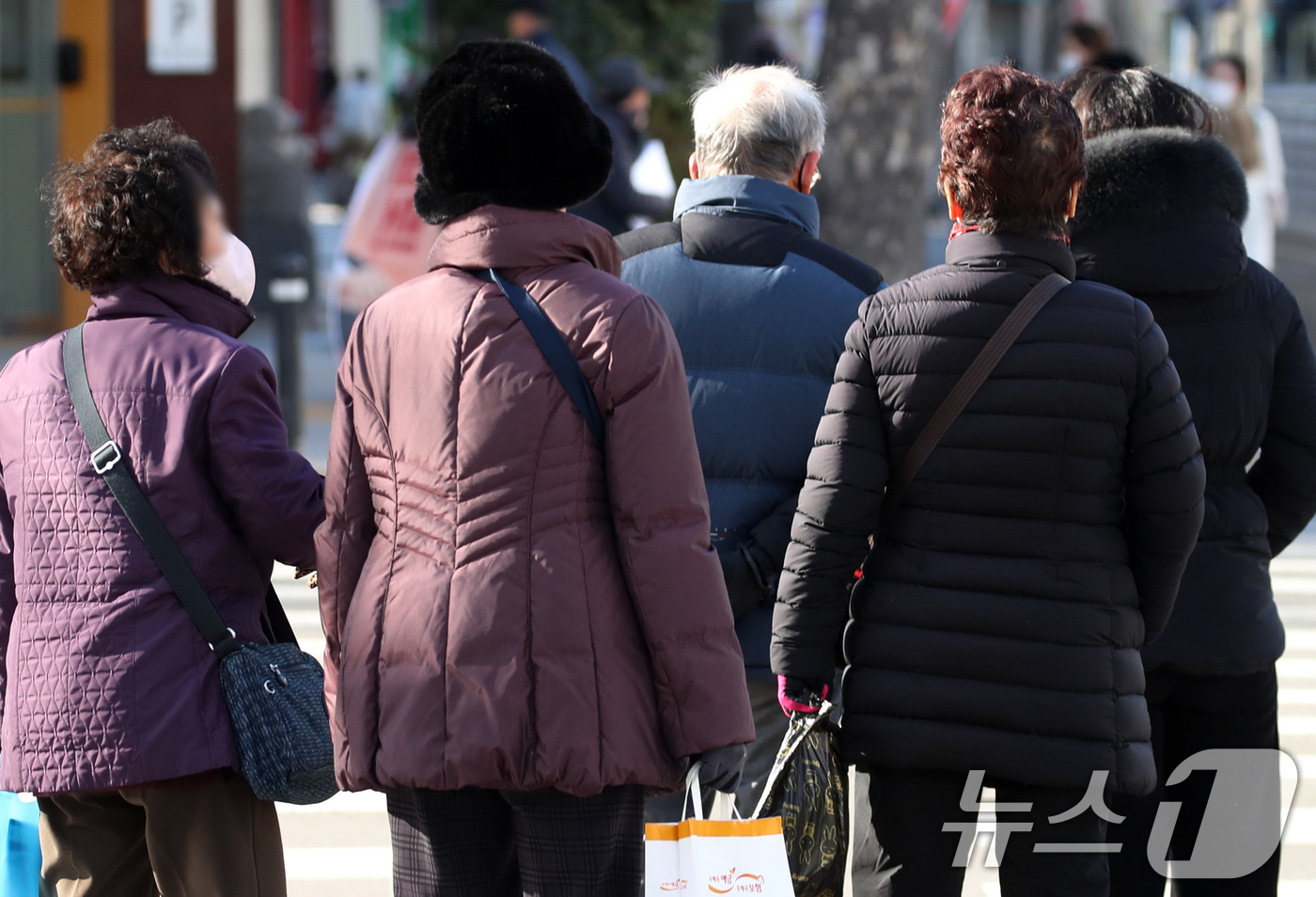 (대구=뉴스1) 공정식 기자 = 올겨울 최강 한파로 인해 대구·경북 대부분 지역에 한파특보가 내려진 26일 대구 도심에서 두꺼운 겨울옷으로 중무장한 시민들이 발걸음을 옮기고 있다. …