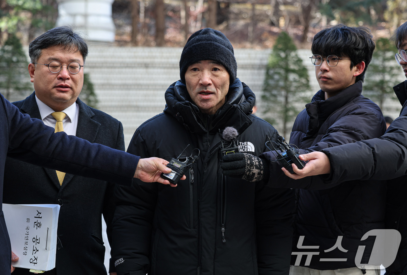 (서울=뉴스1) 오대일 기자 = ‘서해 공무원 피격 사건’  해양수산부 공무원 故이대준 씨의 친형 이래진 씨와 변호인이 26일 서울 서초구 중앙지방법원에서 열린 1심 선고 공판에 …