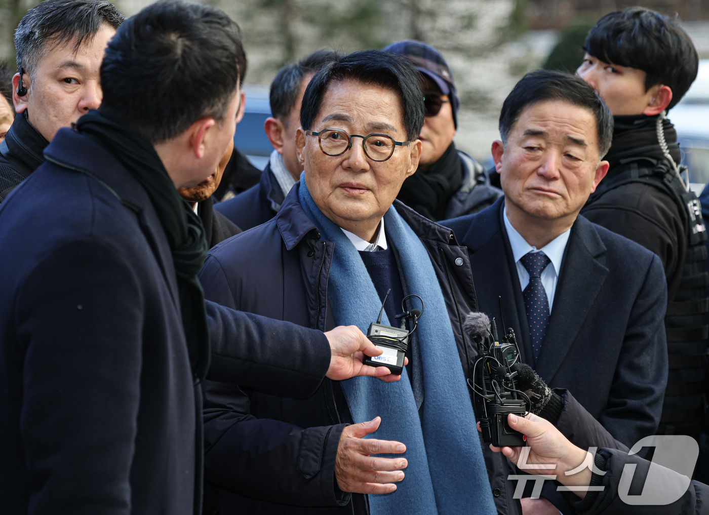 (서울=뉴스1) 오대일 기자 = ‘서해 공무원 피격 사건’을 자진 월북으로 몰아가려 했다는 혐의로 재판에 넘겨진 박지원 전 국정원장이 26일 서울 서초구 중앙지방법원에서 열린 1심 …