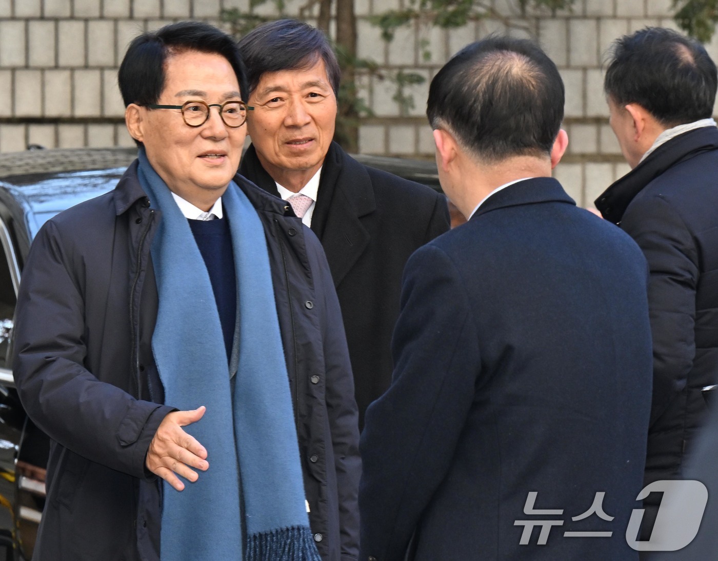 (서울=뉴스1) 오대일 기자 = ‘서해 공무원 피격 사건’을 자진 월북으로 몰아가려 했다는 혐의로 재판에 넘겨진 박지원 전 국정원장이 26일 서울 서초구 중앙지방법원에서 열린 1심 …