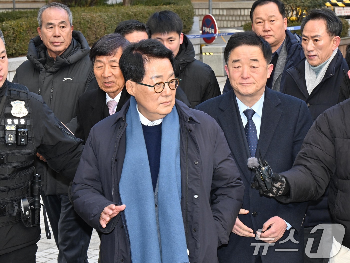 (서울=뉴스1) 오대일 기자 = ‘서해 공무원 피격 사건’을 자진 월북으로 몰아가려 했다는 혐의로 재판에 넘겨진 박지원 전 국정원장이 26일 서울 서초구 중앙지방법원에서 열린 1심 …