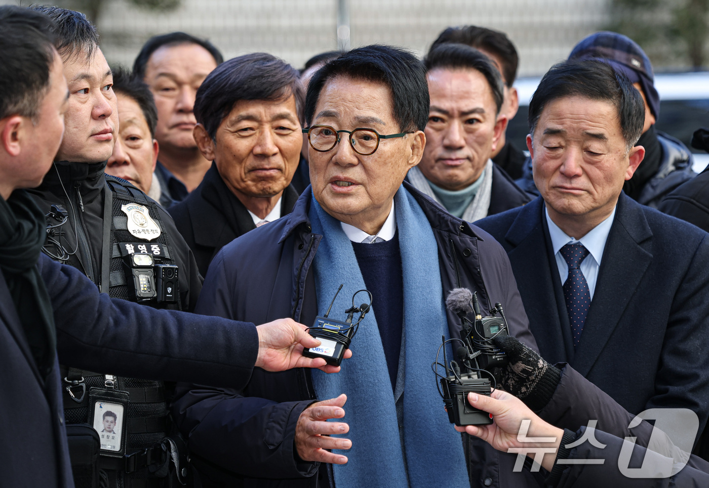 (서울=뉴스1) 오대일 기자 = ‘서해 공무원 피격 사건’을 자진 월북으로 몰아가려 했다는 혐의로 재판에 넘겨진 박지원 전 국정원장이 26일 서울 서초구 중앙지방법원에서 열린 1심 …