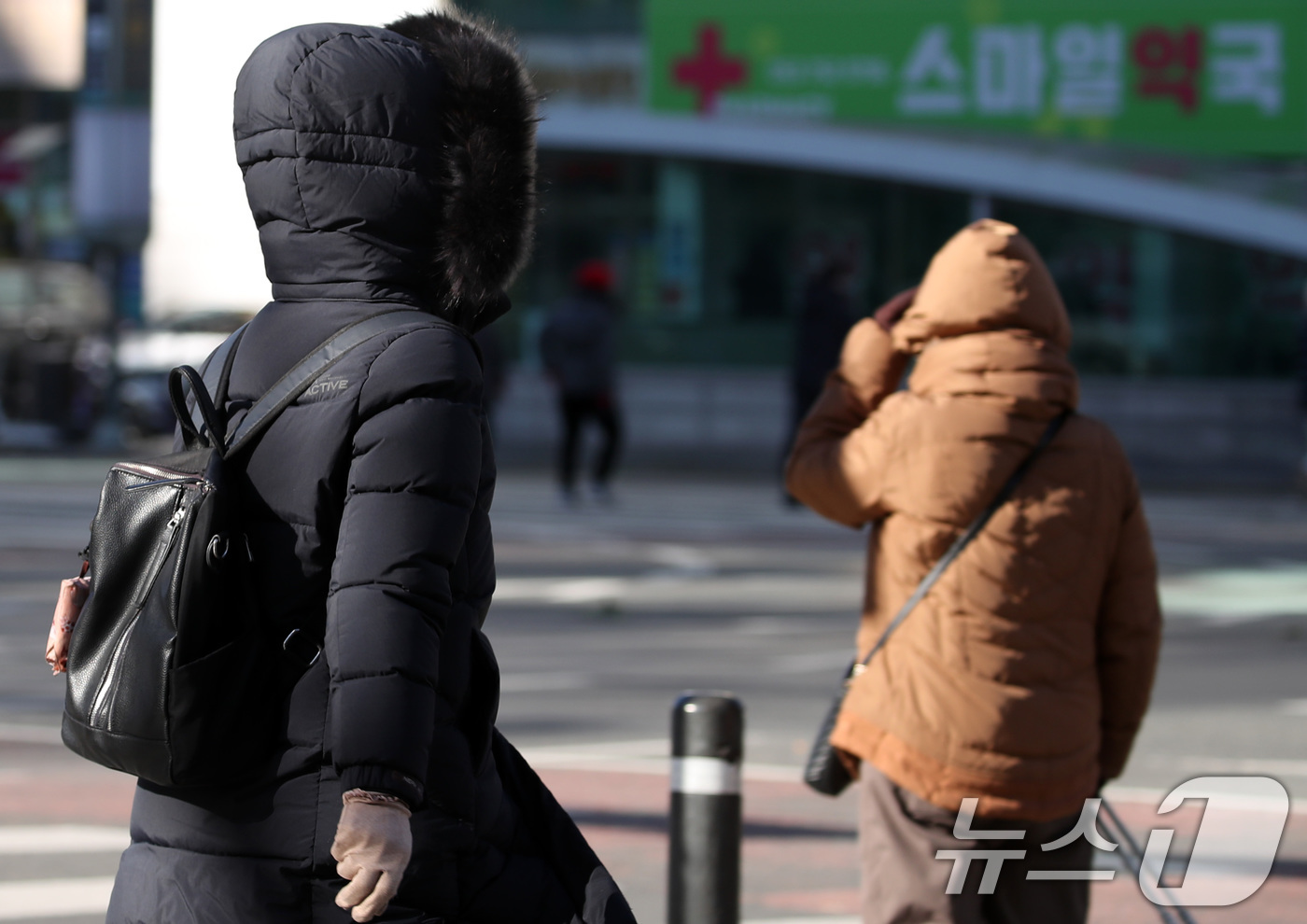 (대구=뉴스1) 공정식 기자 = 올겨울 최강 한파로 인해 대구·경북 대부분 지역에 한파특보가 내려진 26일 대구 도심에서 두꺼운 겨울옷으로 중무장한 시민들이 발걸음을 옮기고 있다. …