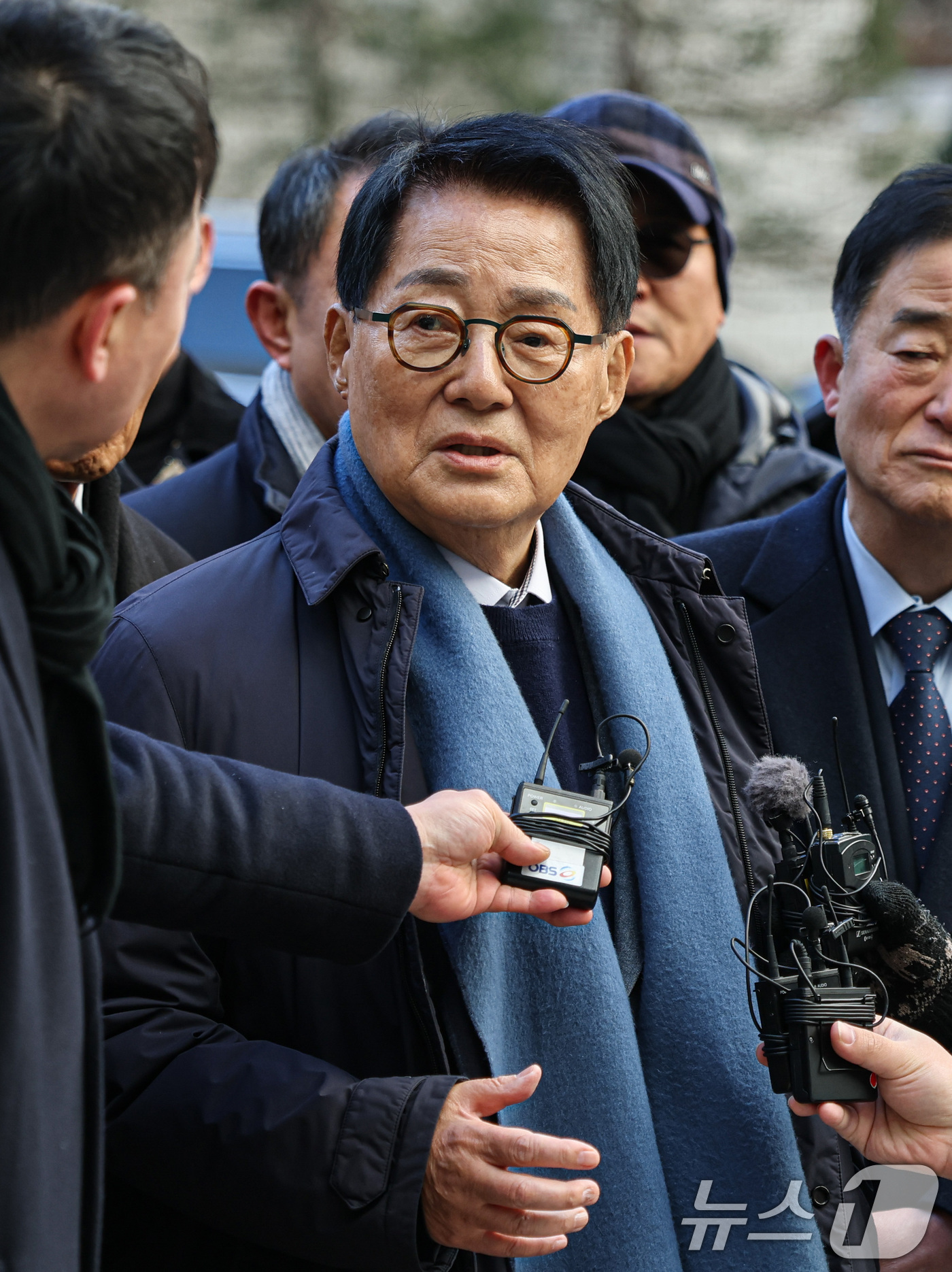 (서울=뉴스1) 오대일 기자 = ‘서해 공무원 피격 사건’을 자진 월북으로 몰아가려 했다는 혐의로 재판에 넘겨진 박지원 전 국정원장이 26일 서울 서초구 중앙지방법원에서 열린 1심 …