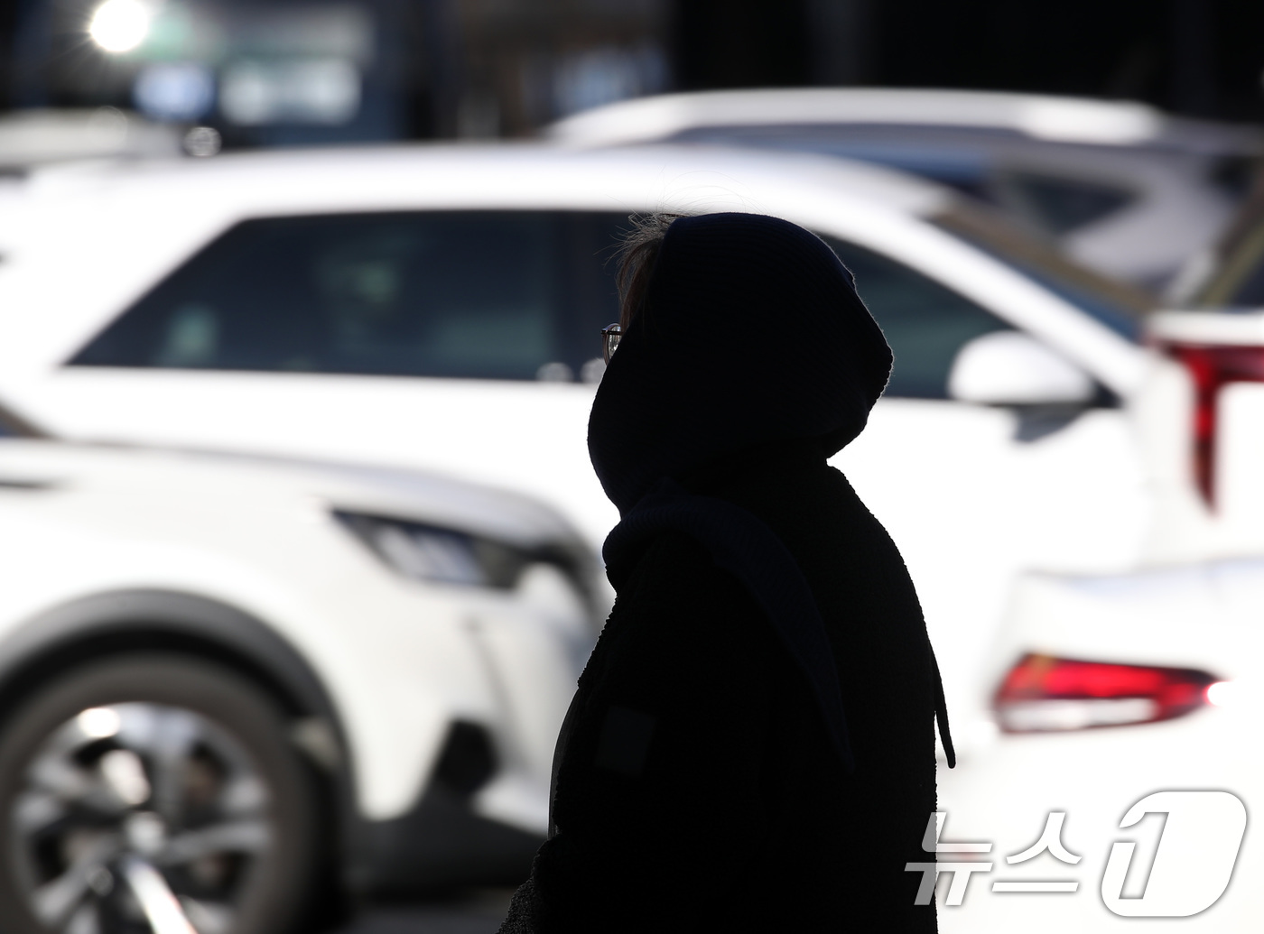 (대구=뉴스1) 공정식 기자 = 올겨울 최강 한파로 인해 대구·경북 대부분 지역에 한파특보가 내려진 26일 대구 도심에서 두꺼운 겨울옷으로 중무장한 시민들이 발걸음을 옮기고 있다. …