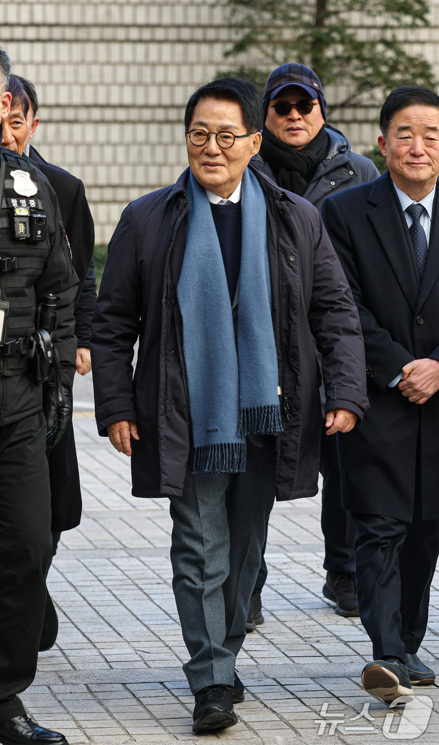 (서울=뉴스1) 오대일 기자 = ‘서해 공무원 피격 사건’을 자진 월북으로 몰아가려 했다는 혐의로 재판에 넘겨진 박지원 전 국정원장이 26일 서울 서초구 중앙지방법원에서 열린 1심 …