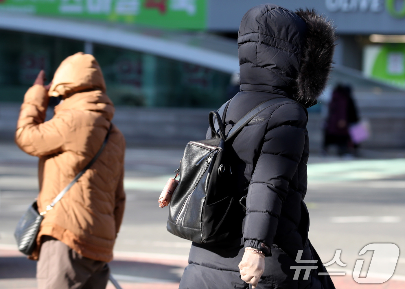 (대구=뉴스1) 공정식 기자 = 올겨울 최강 한파로 인해 대구·경북 대부분 지역에 한파특보가 내려진 26일 대구 도심에서 두꺼운 겨울옷으로 중무장한 시민들이 발걸음을 옮기고 있다. …