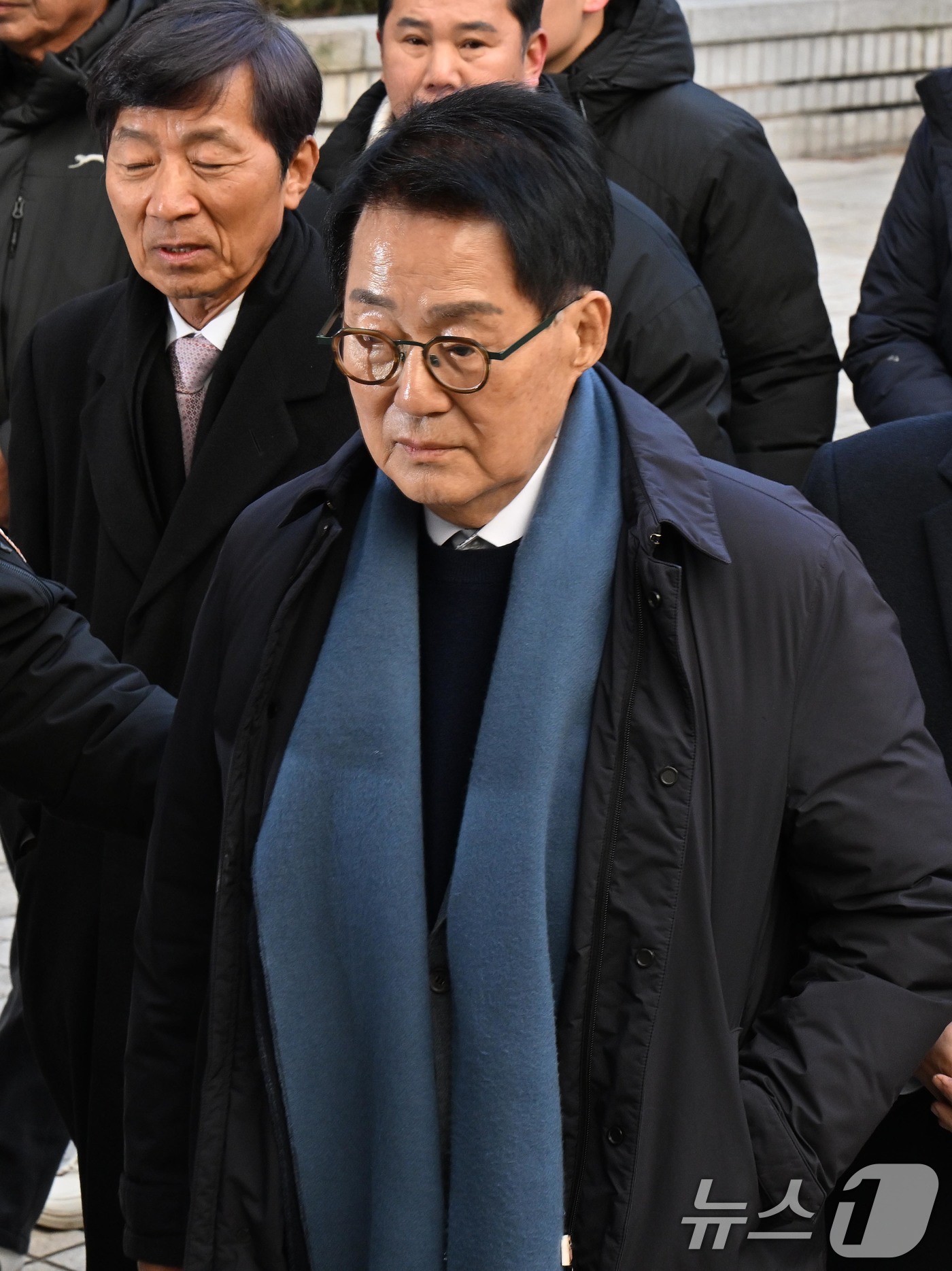 (서울=뉴스1) 오대일 기자 = ‘서해 공무원 피격 사건’을 자진 월북으로 몰아가려 했다는 혐의로 재판에 넘겨진 박지원 전 국정원장이 26일 서울 서초구 중앙지방법원에서 열린 1심 …