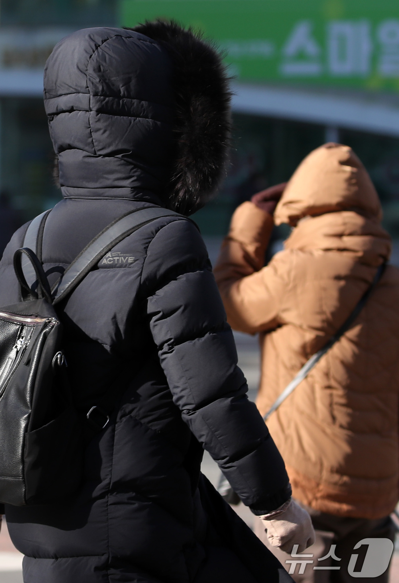 (대구=뉴스1) 공정식 기자 = 올겨울 최강 한파로 인해 대구·경북 대부분 지역에 한파특보가 내려진 26일 대구 도심에서 두꺼운 겨울옷으로 중무장한 시민들이 발걸음을 옮기고 있다. …