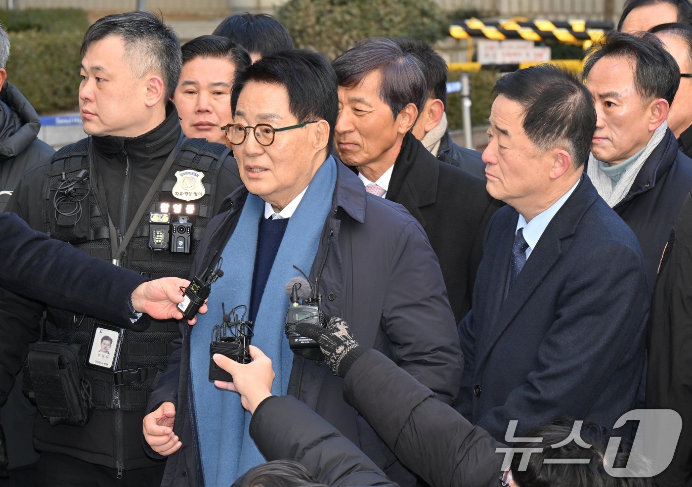 (서울=뉴스1) 오대일 기자 = ‘서해 공무원 피격 사건’을 자진 월북으로 몰아가려 했다는 혐의로 재판에 넘겨진 박지원 전 국정원장이 26일 서울 서초구 중앙지방법원에서 열린 1심 …