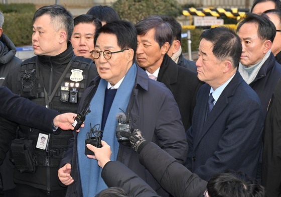 답변하는 박지원